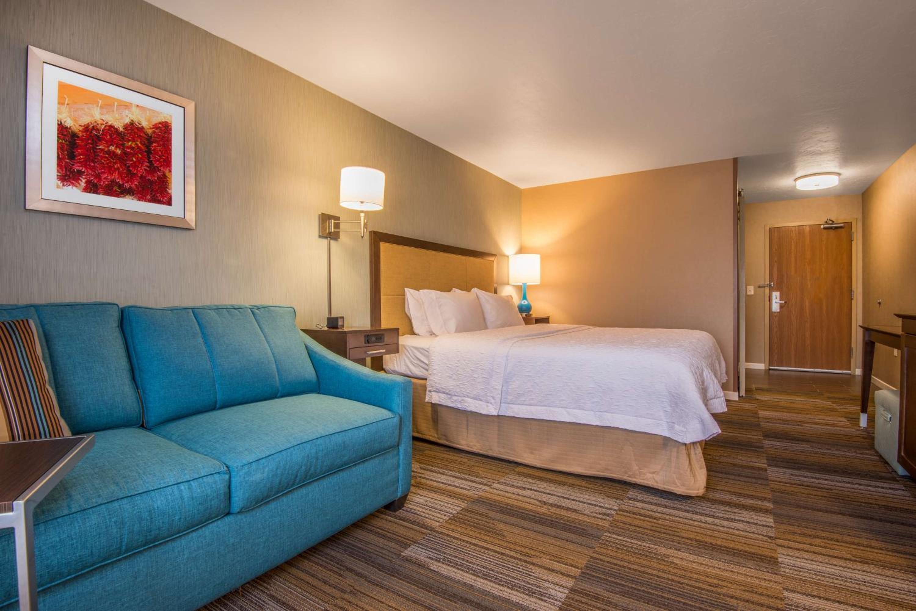 King Room with King Bed - Non-Smoking - Photo 4