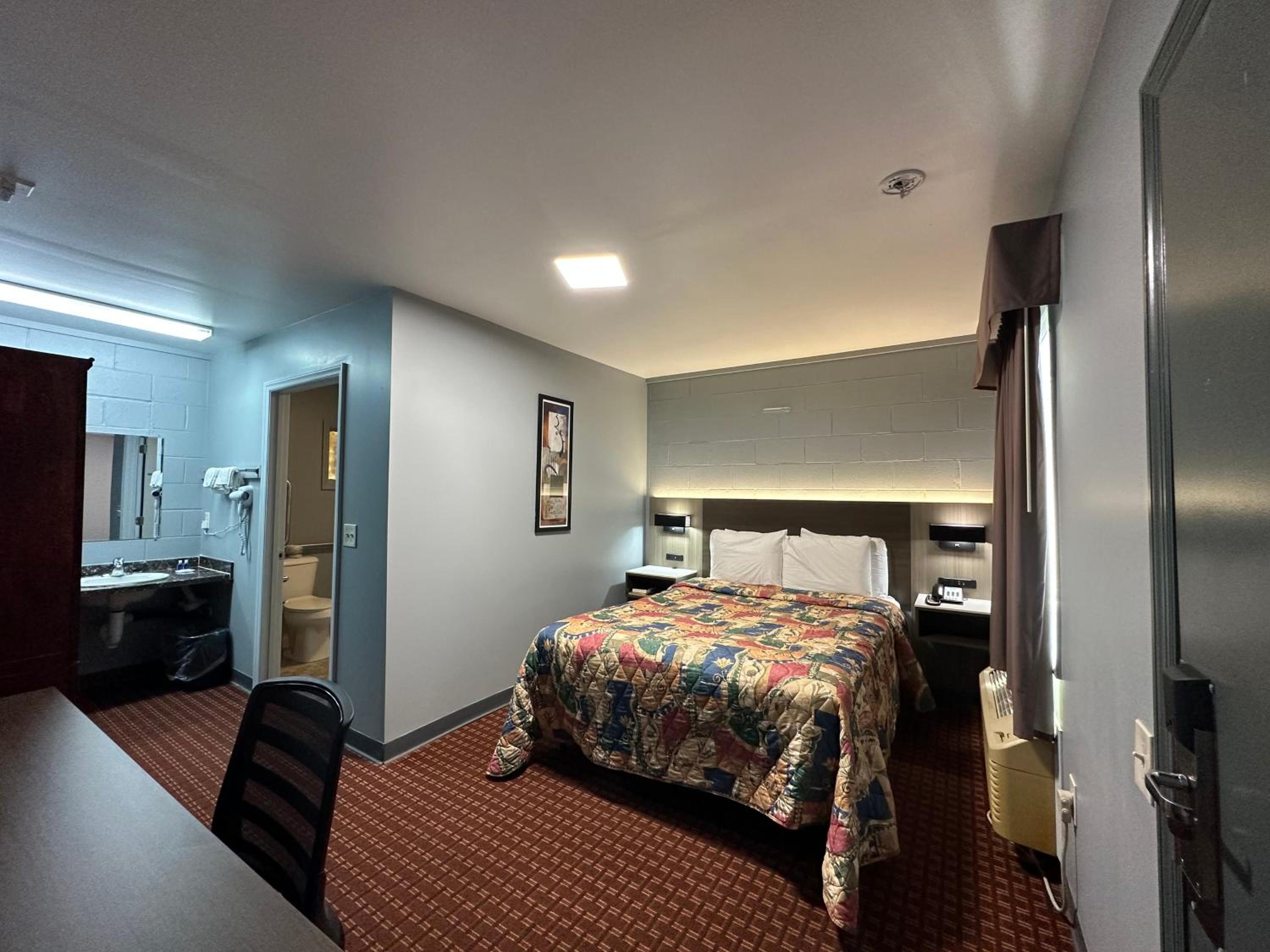 Queen Room - Accessible/Nonsmoking photo 1