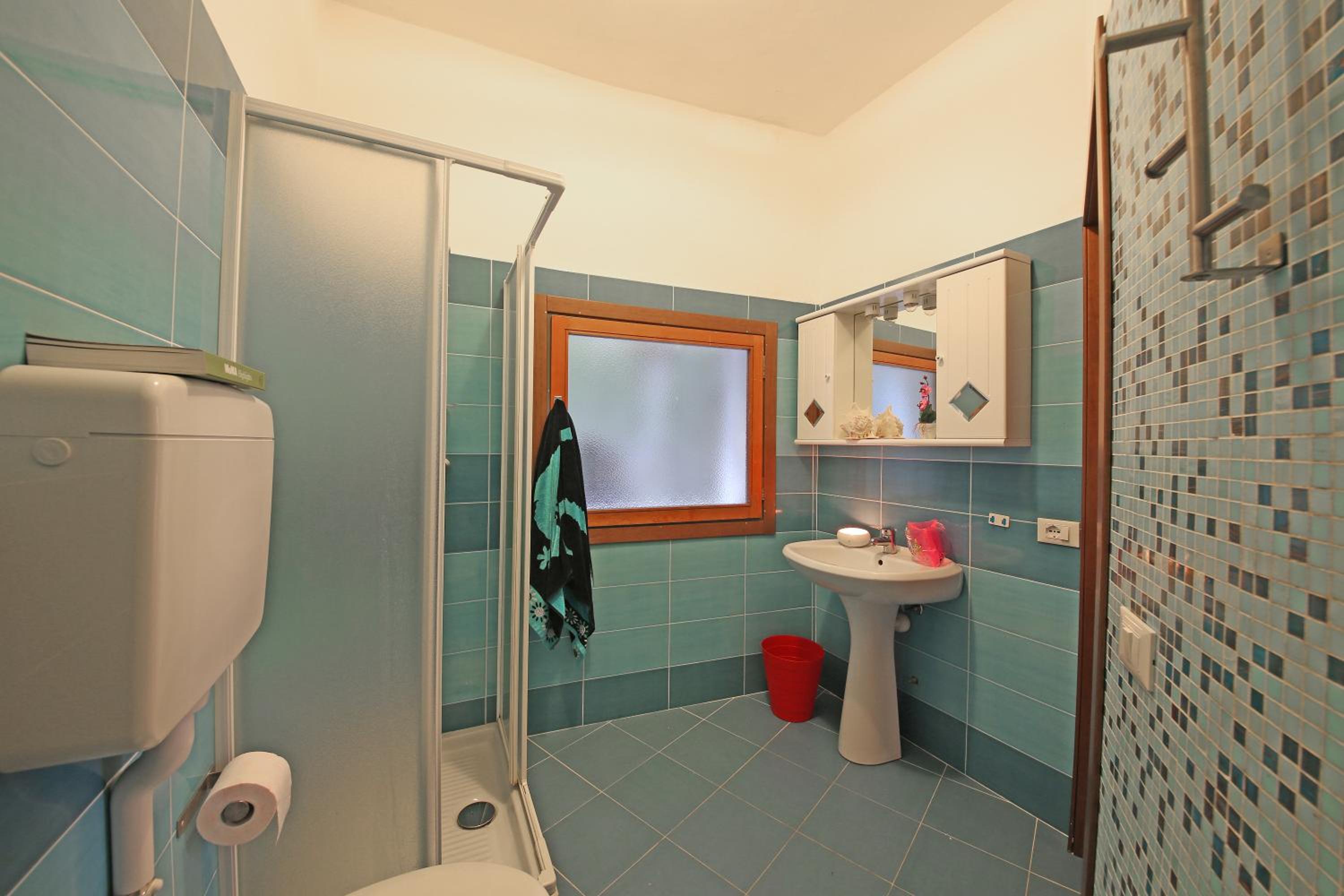 Four-Bedroom House with Jacuzzi photo 3