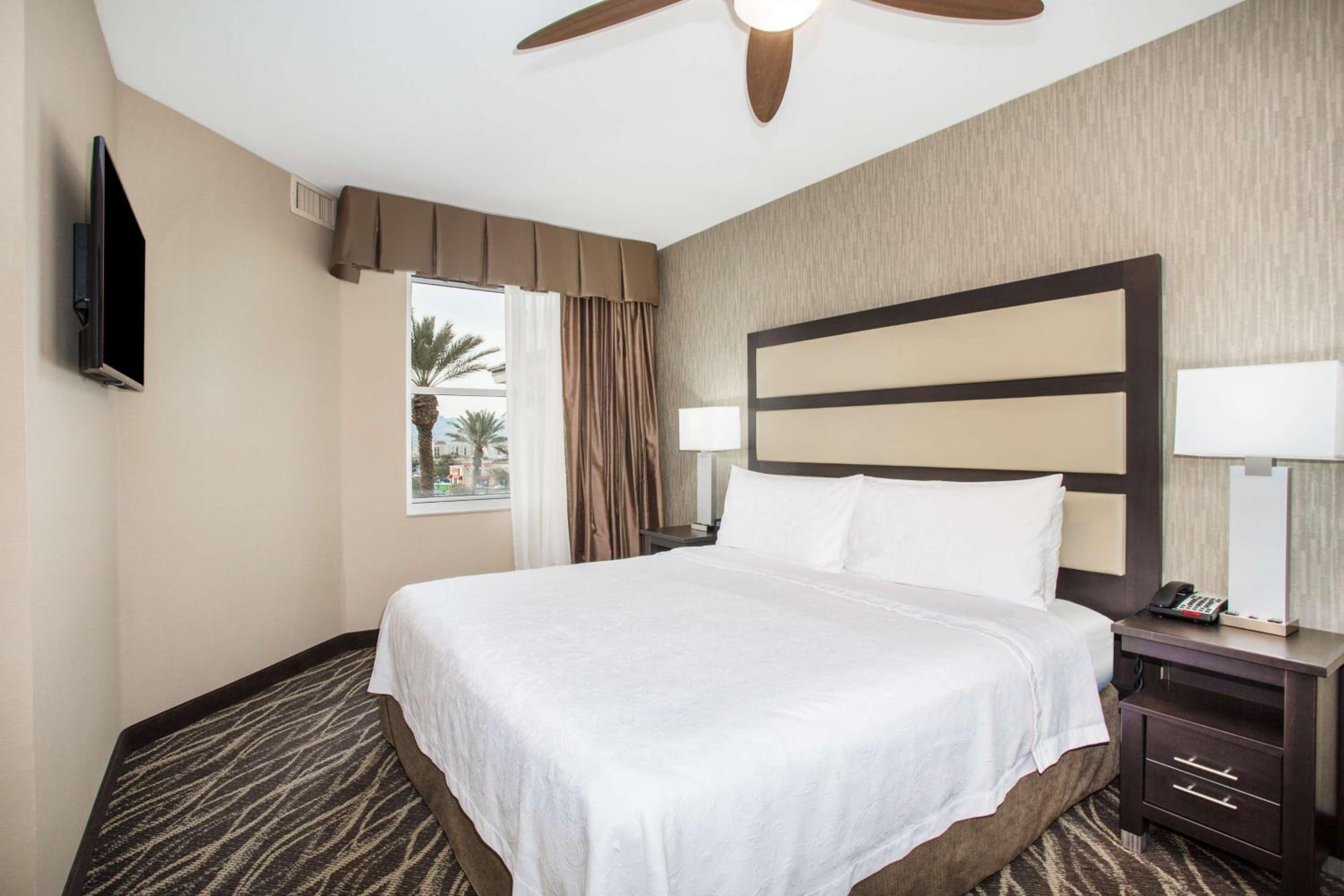 Two Bedroom Suite with One King and Two Queen Beds - Non-Smoking - Photo 1