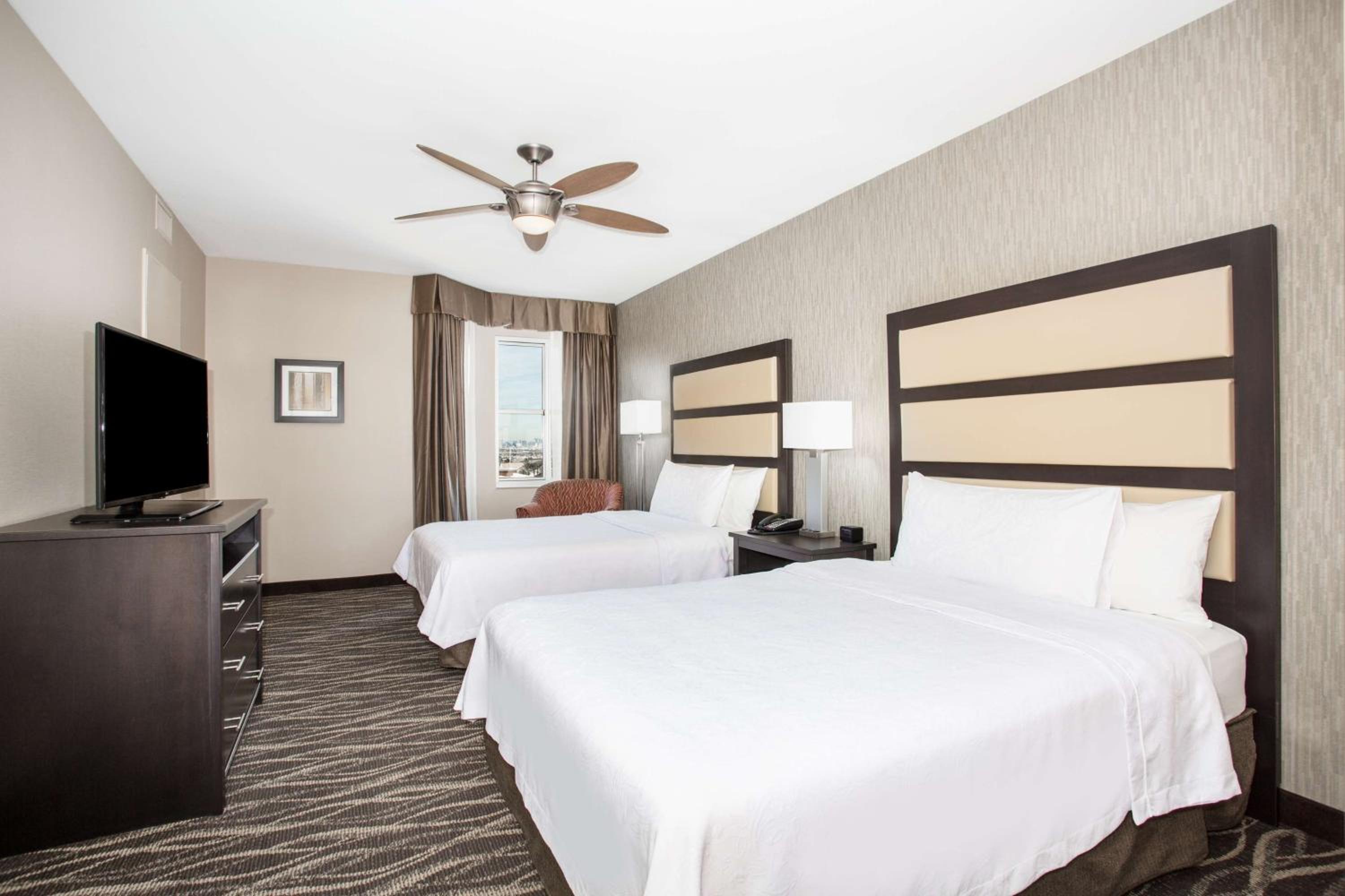 Queen Suite with Two Queen Beds - Non-Smoking - Photo 4