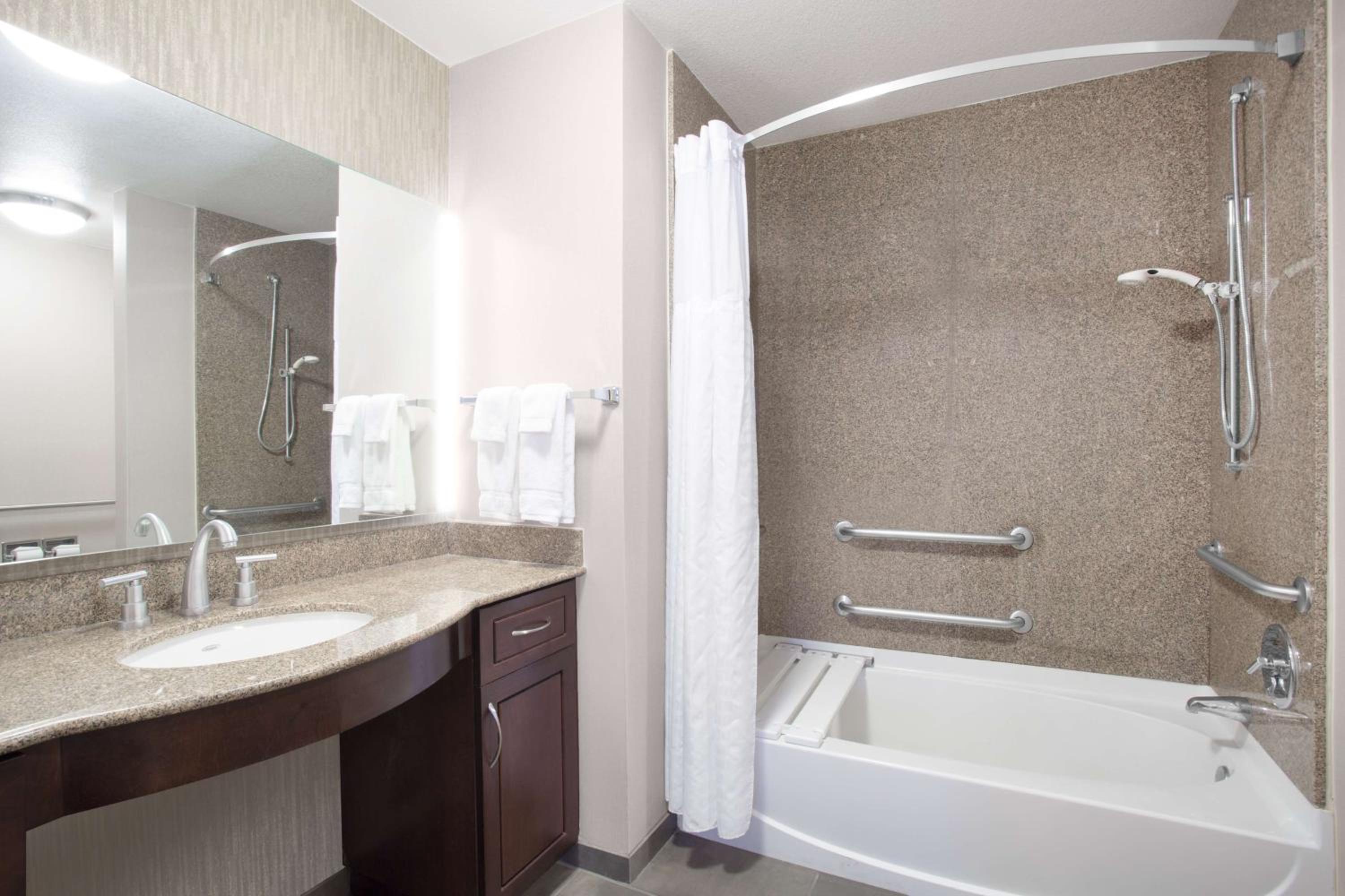 King Suite with Fireplace - Mobility Accessible - Non-Smoking - Photo 3