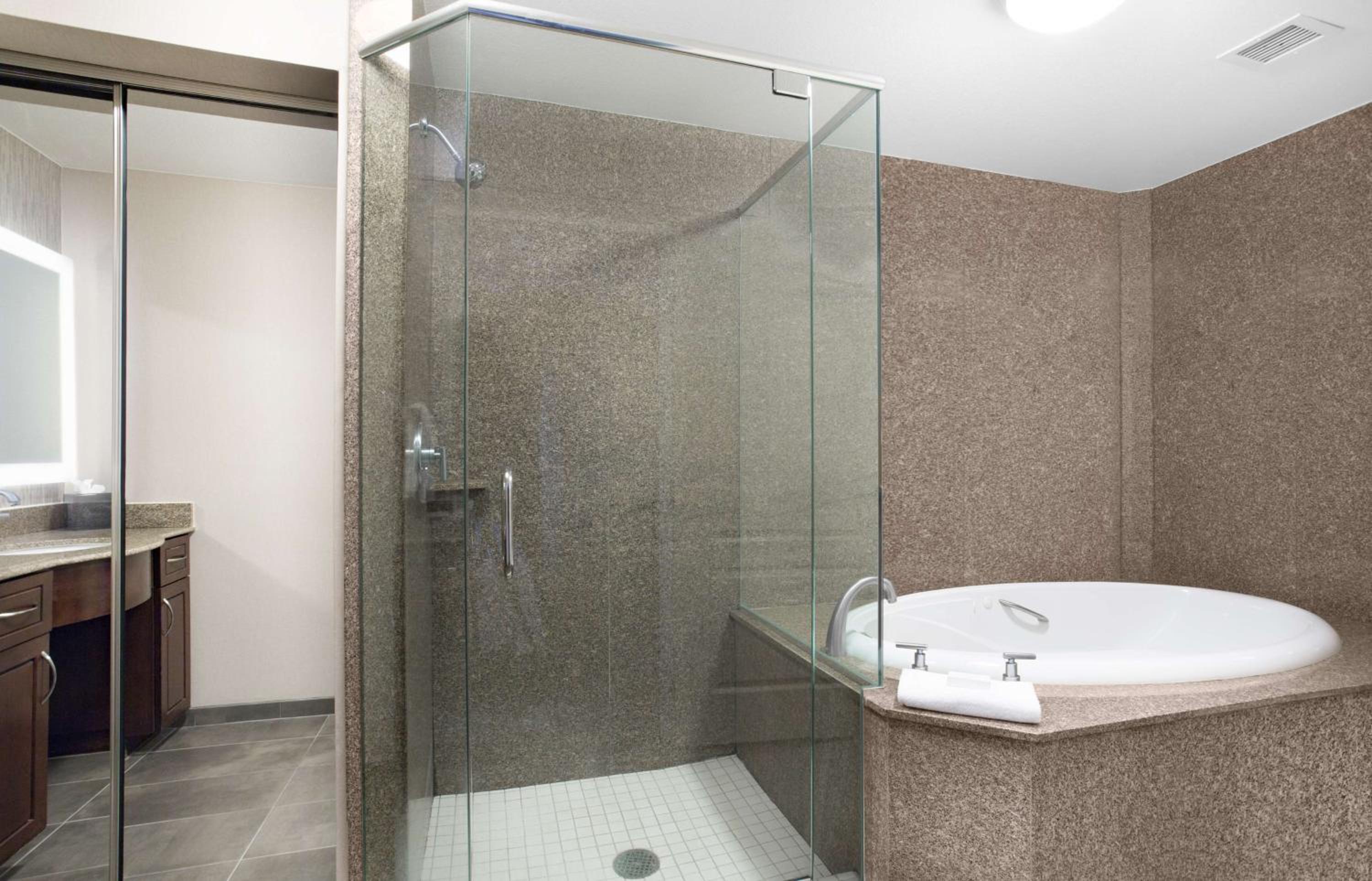 Non-Smoking Two Bedroom Whirlpool Suite thumbnail 6