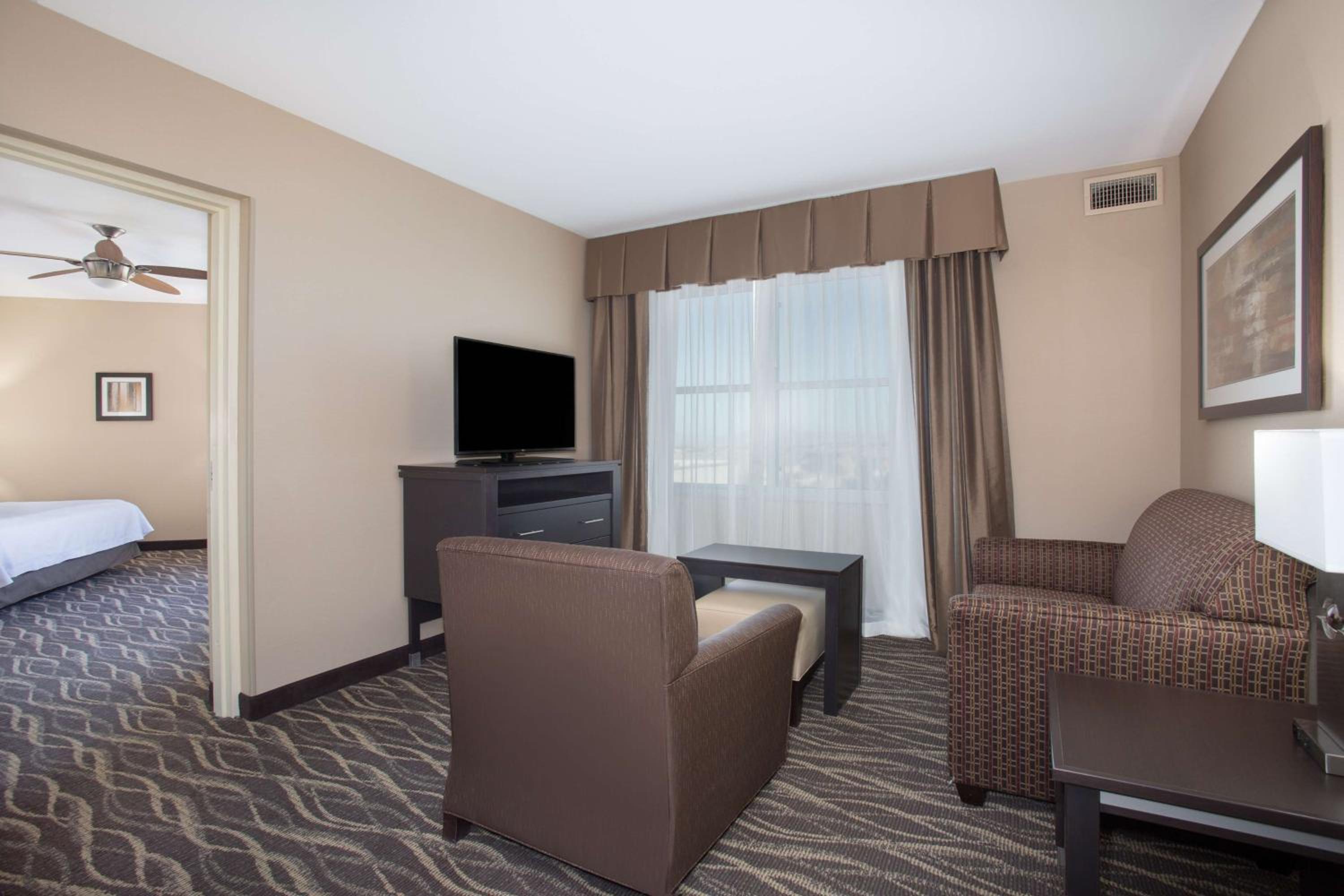 Two Bedroom Suite with One King and Two Queen Beds - Non-Smoking - Photo 6