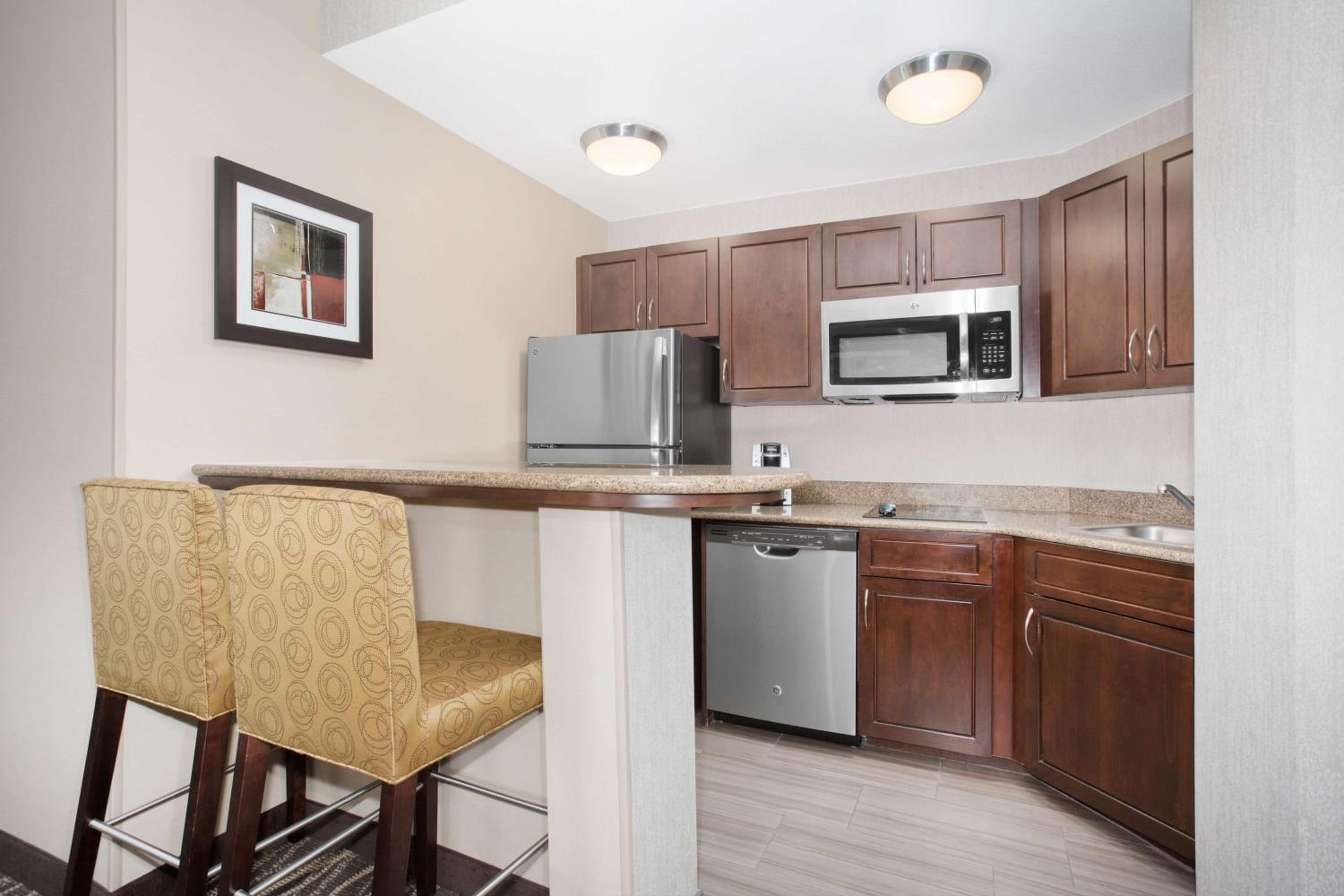 Non-Smoking Two Bedroom Whirlpool Suite thumbnail 5