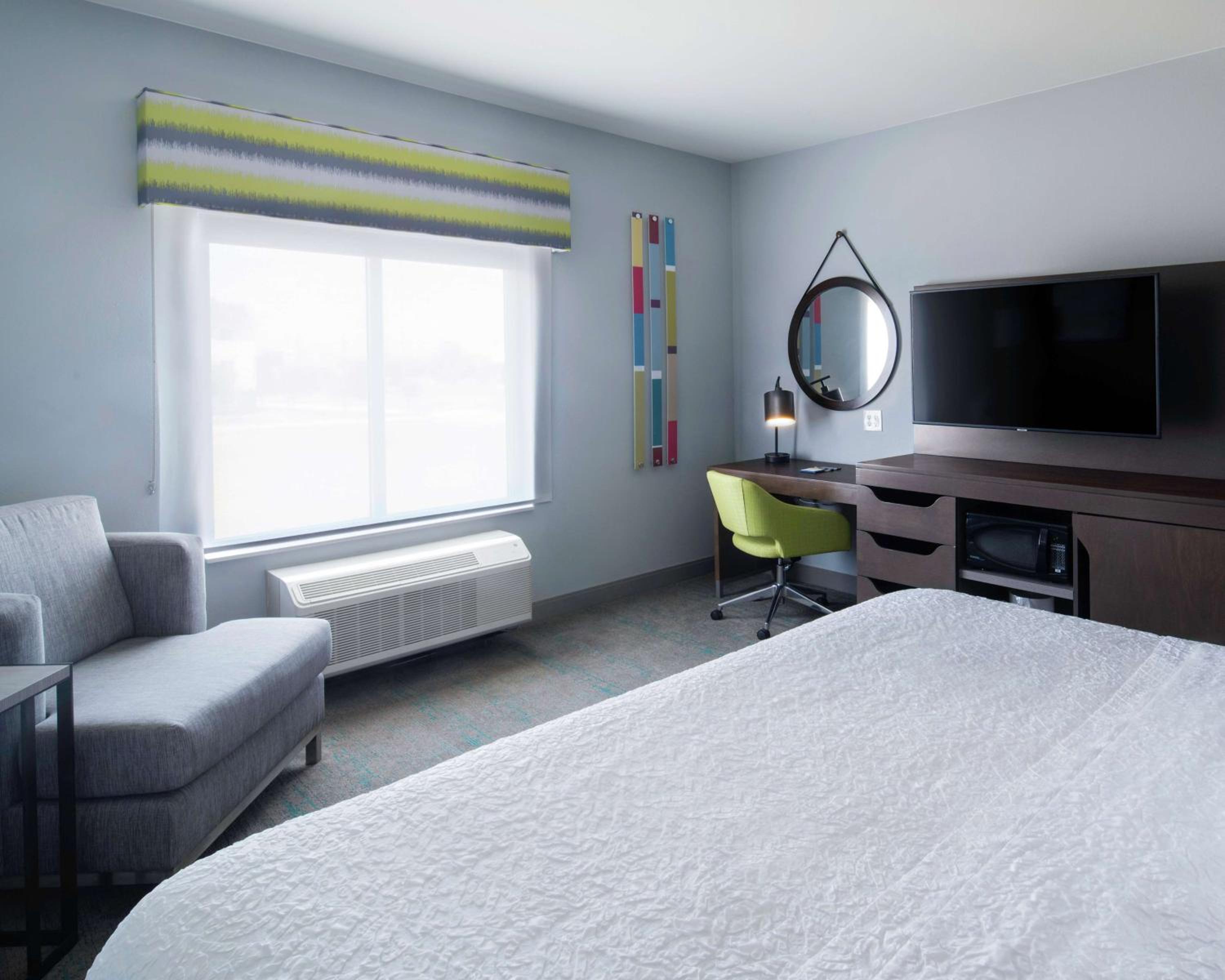 King Room with Sofa Bed and Study - Non-Smoking - Photo 1