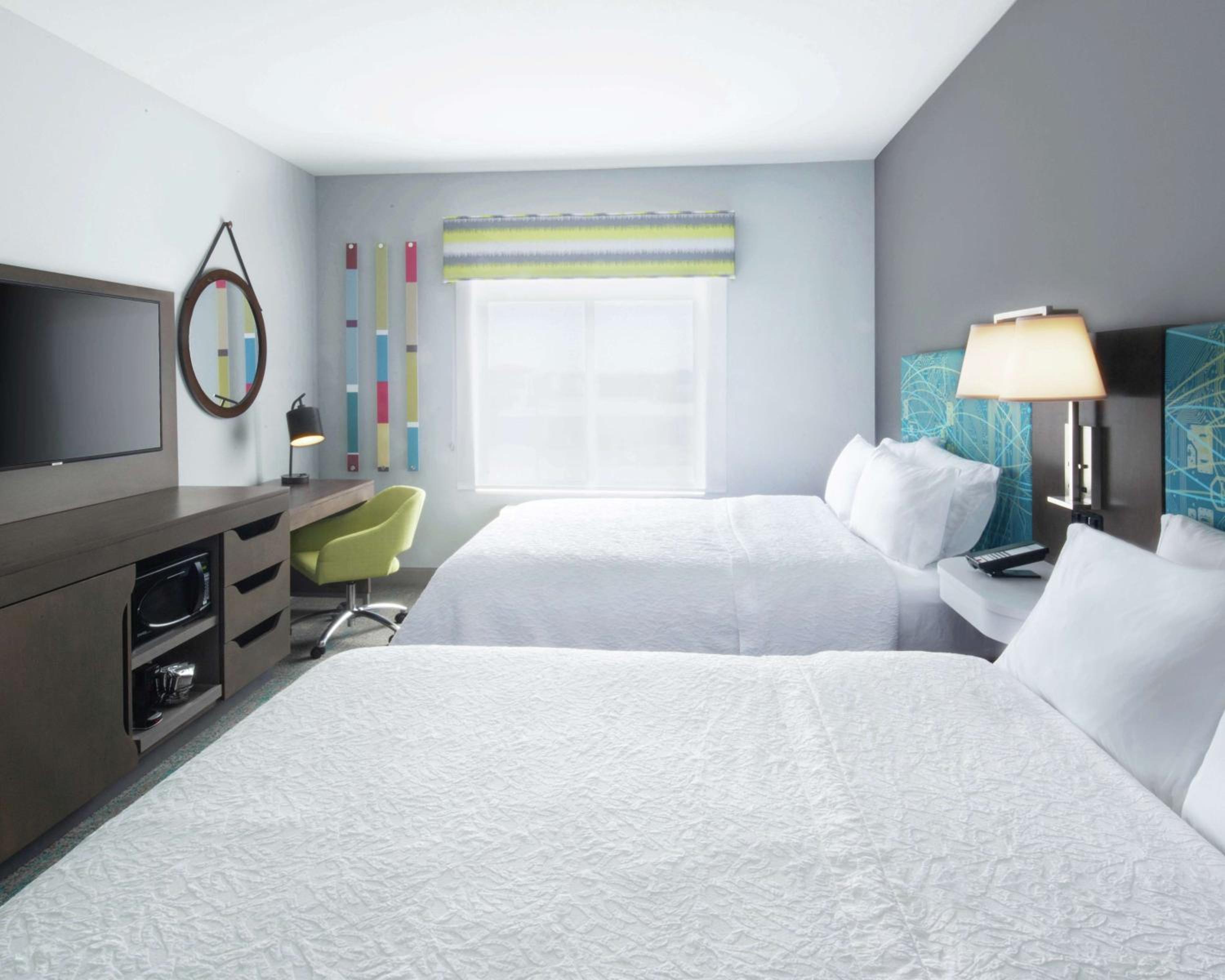 Room with Two Queen Beds - Non-Smoking - Photo 2