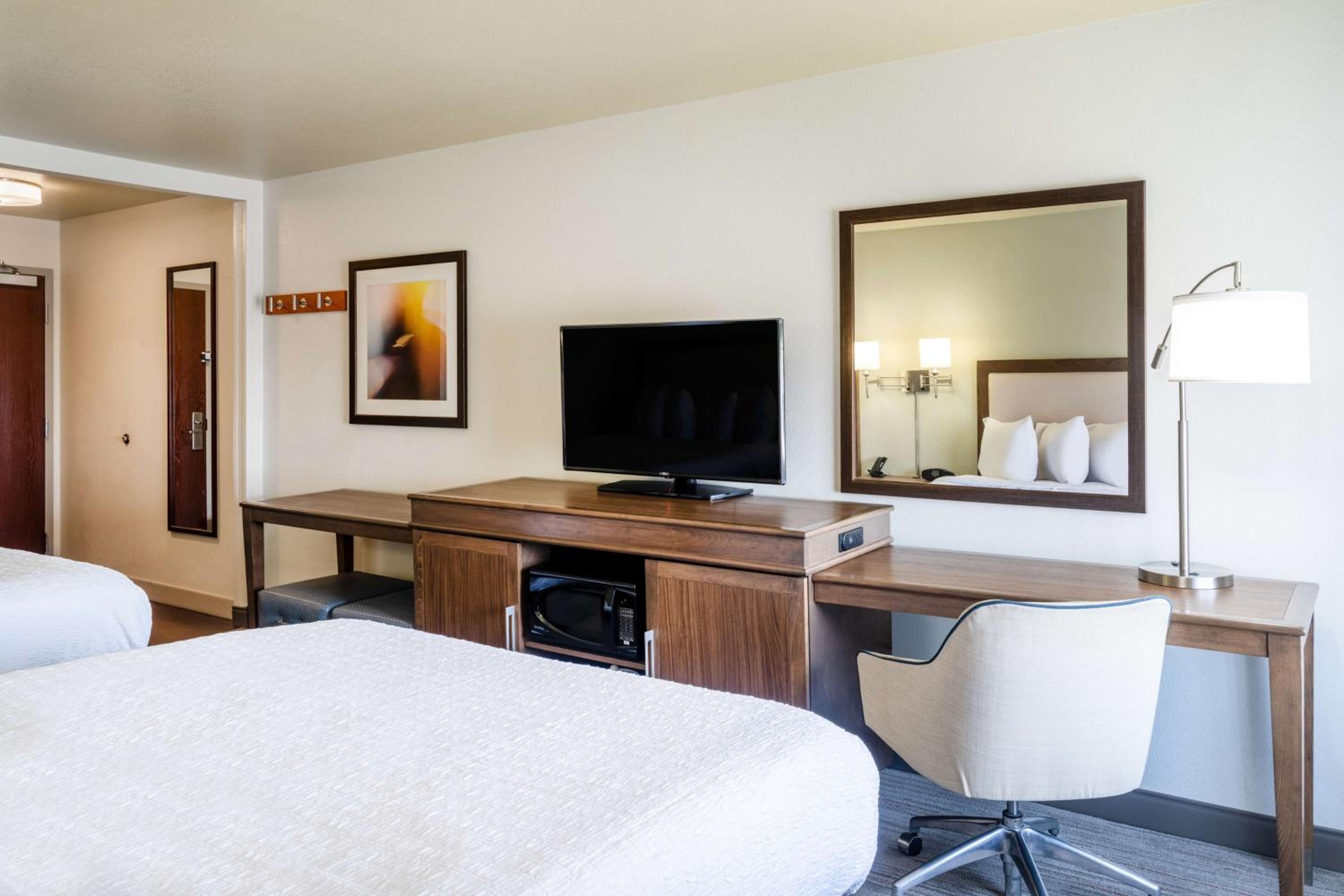 Queen Room with Two Queen Beds - Photo 4