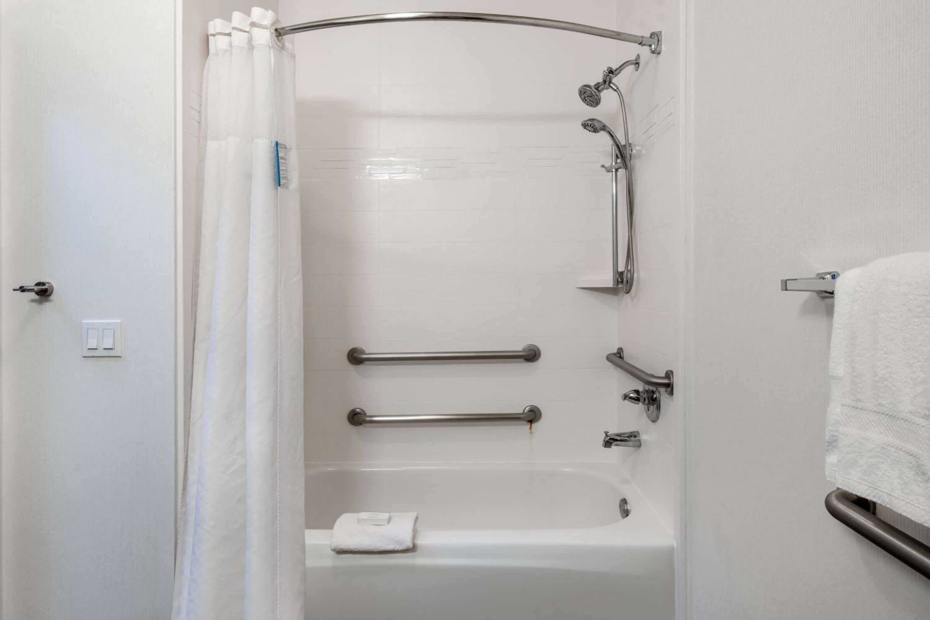 King Room with Bath Tub - Disability Access - Photo 5