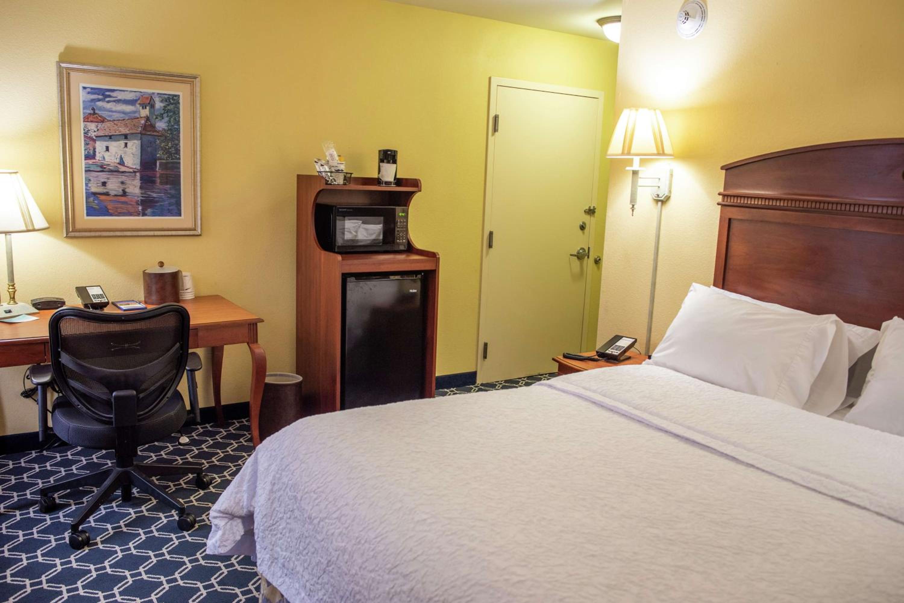 Queen Room - Non-Smoking - Photo 1