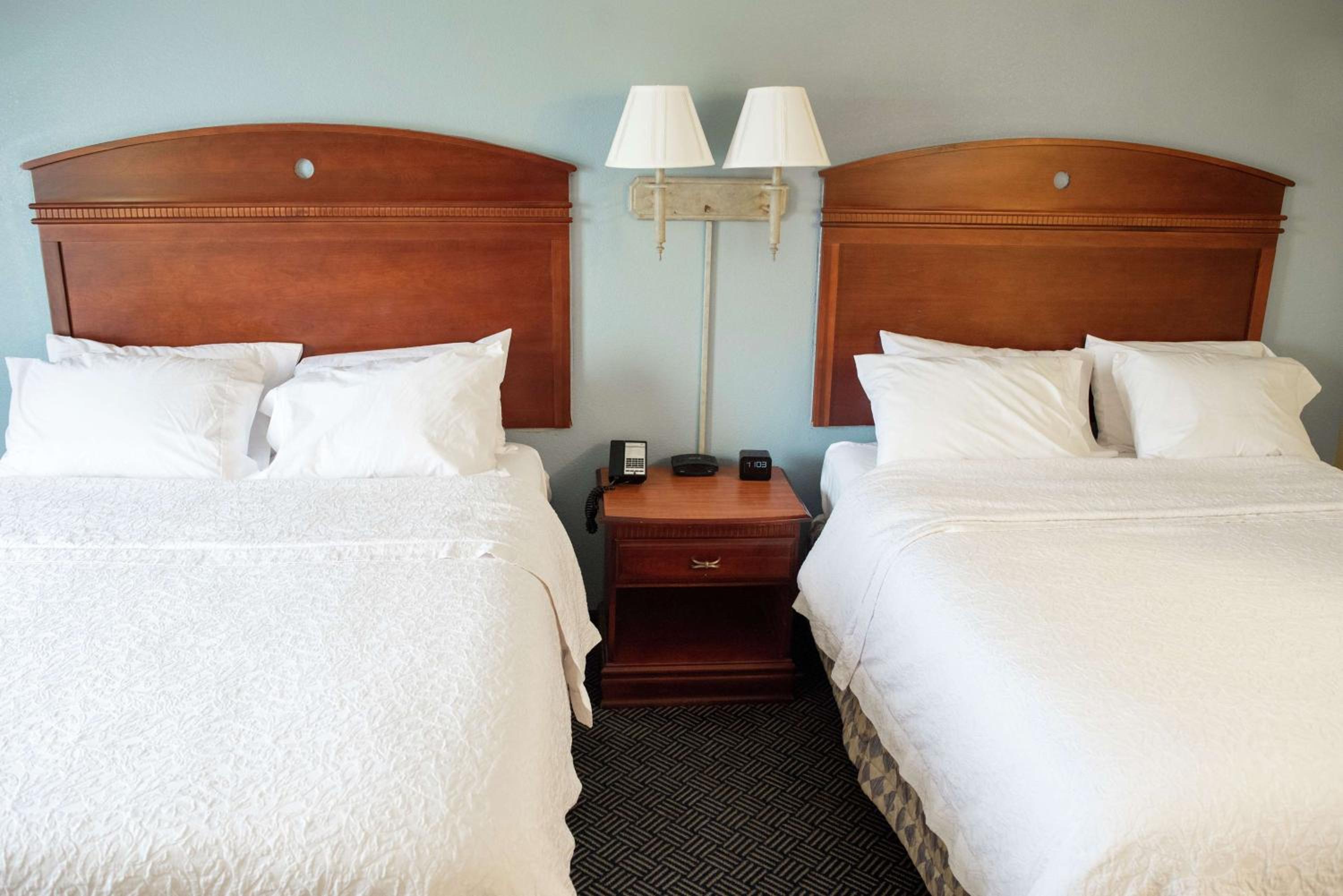 Room with Two Queen Beds - Non-Smoking - Photo 2