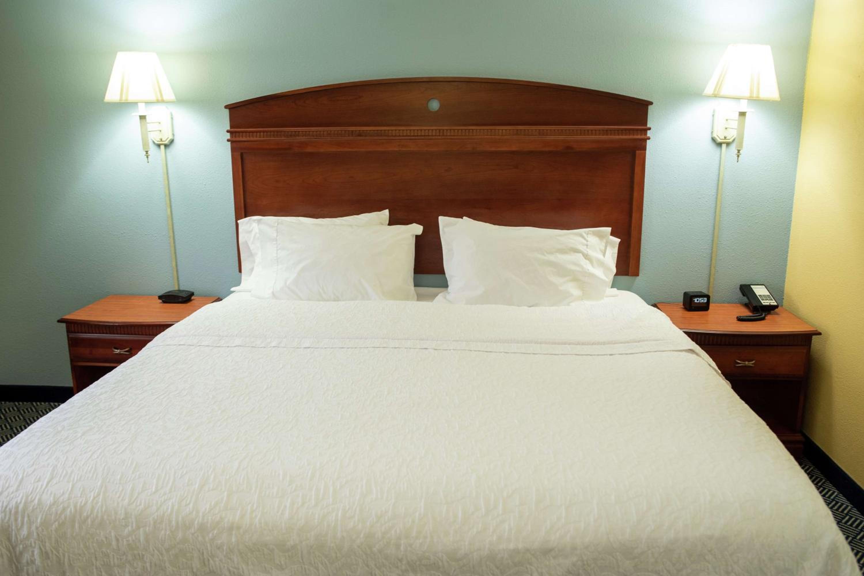 King Room with King Bed - Non-Smoking - Photo 1