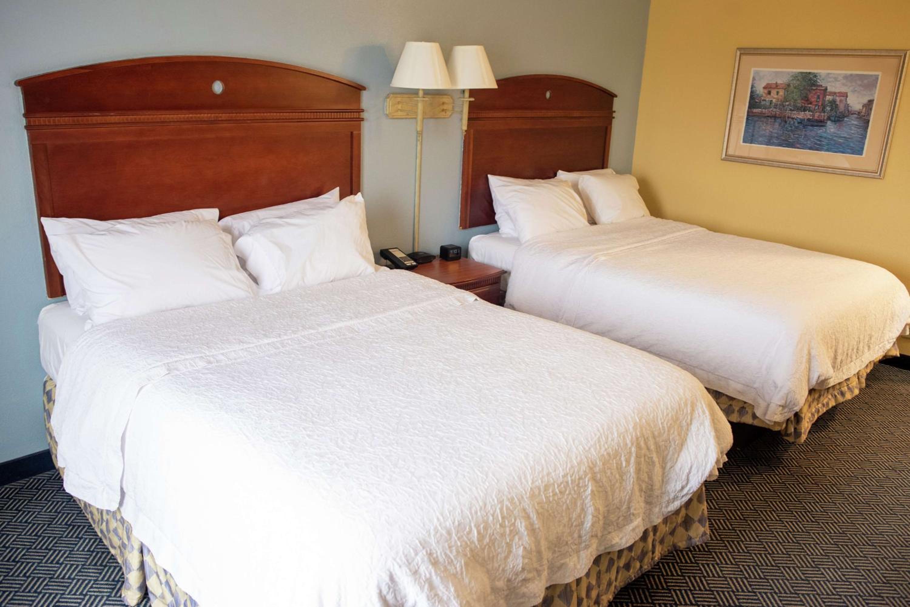 Room with Two Queen Beds - Non-Smoking - Photo 1