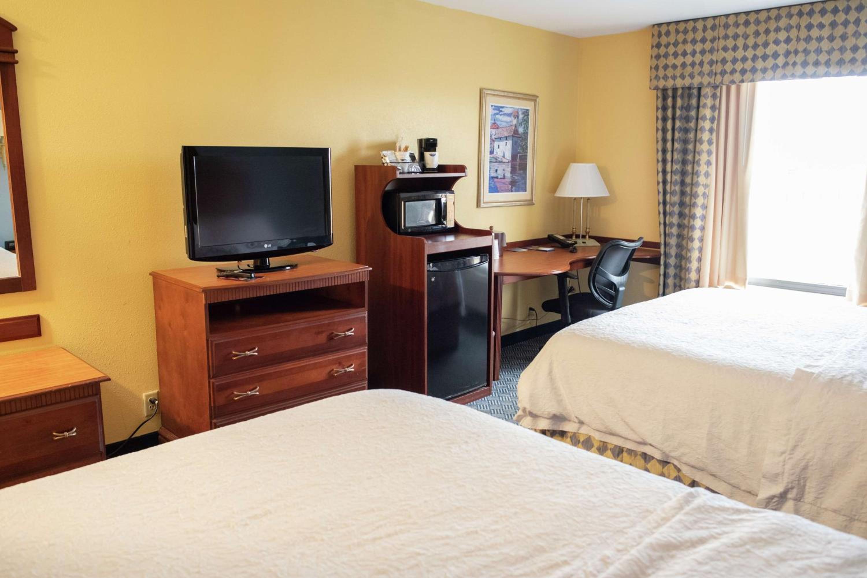 Room with Two Queen Beds - Non-Smoking - Photo 3