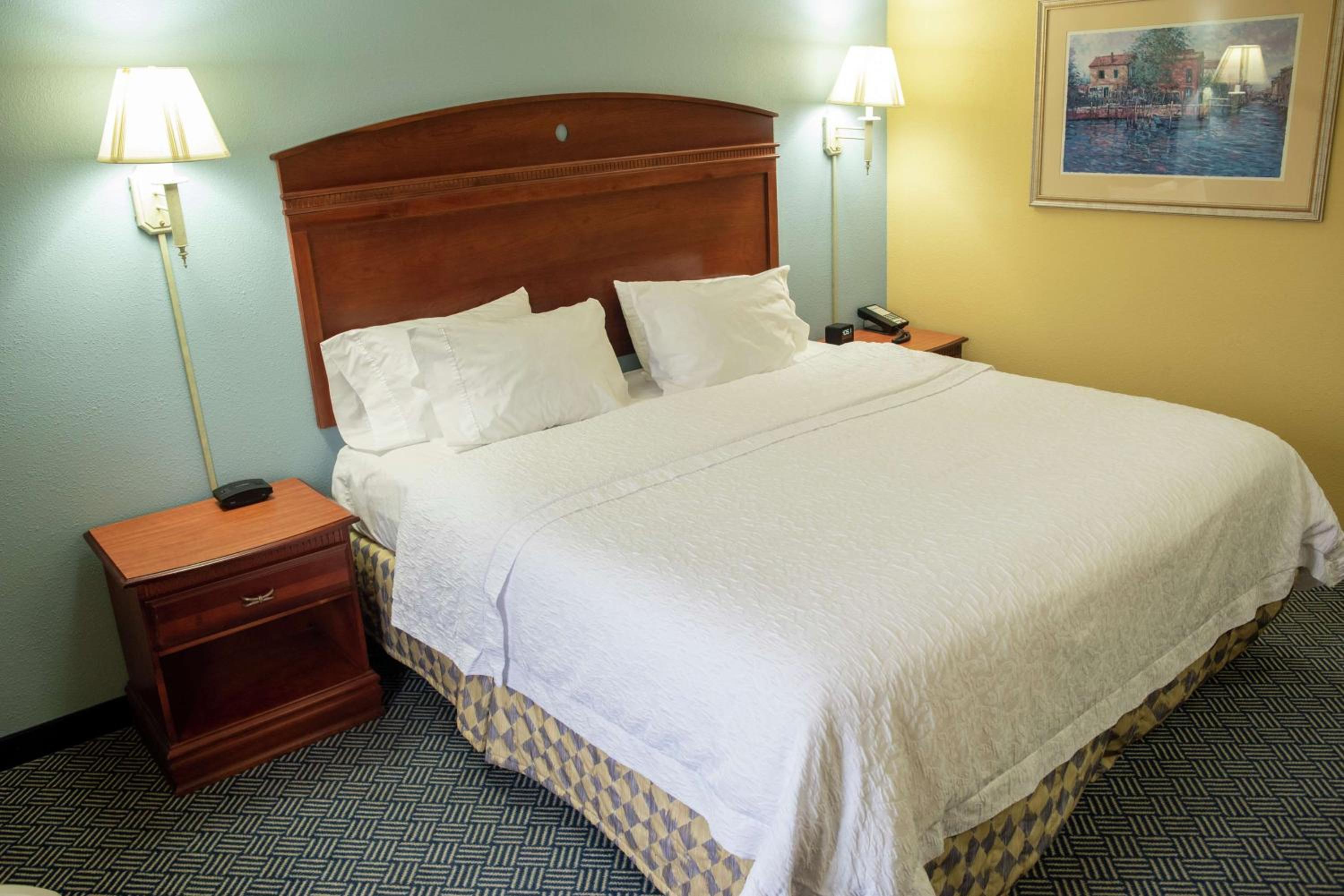 King Room with King Bed - Non-Smoking - Photo 3