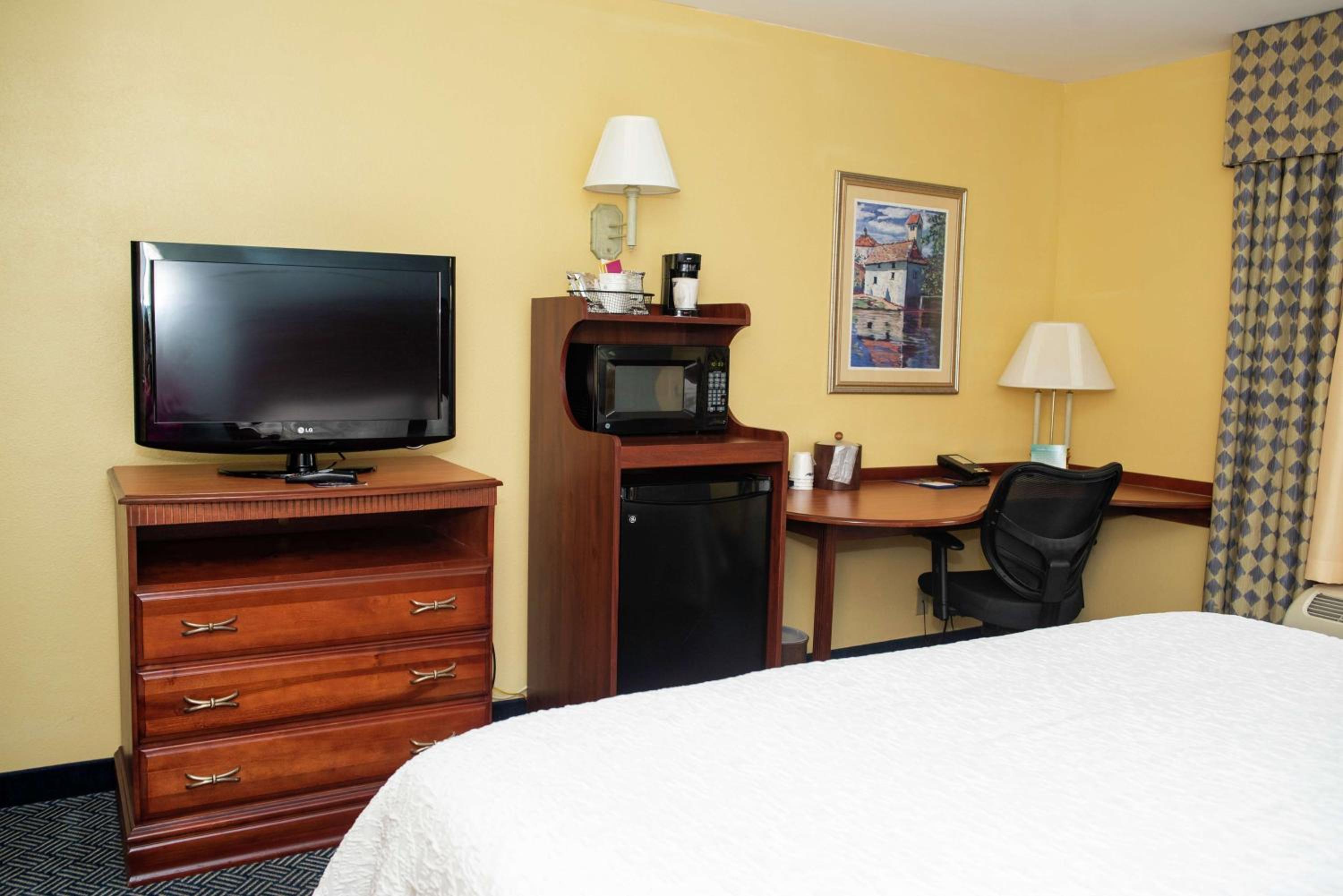 King Room with King Bed - Non-Smoking - Photo 2