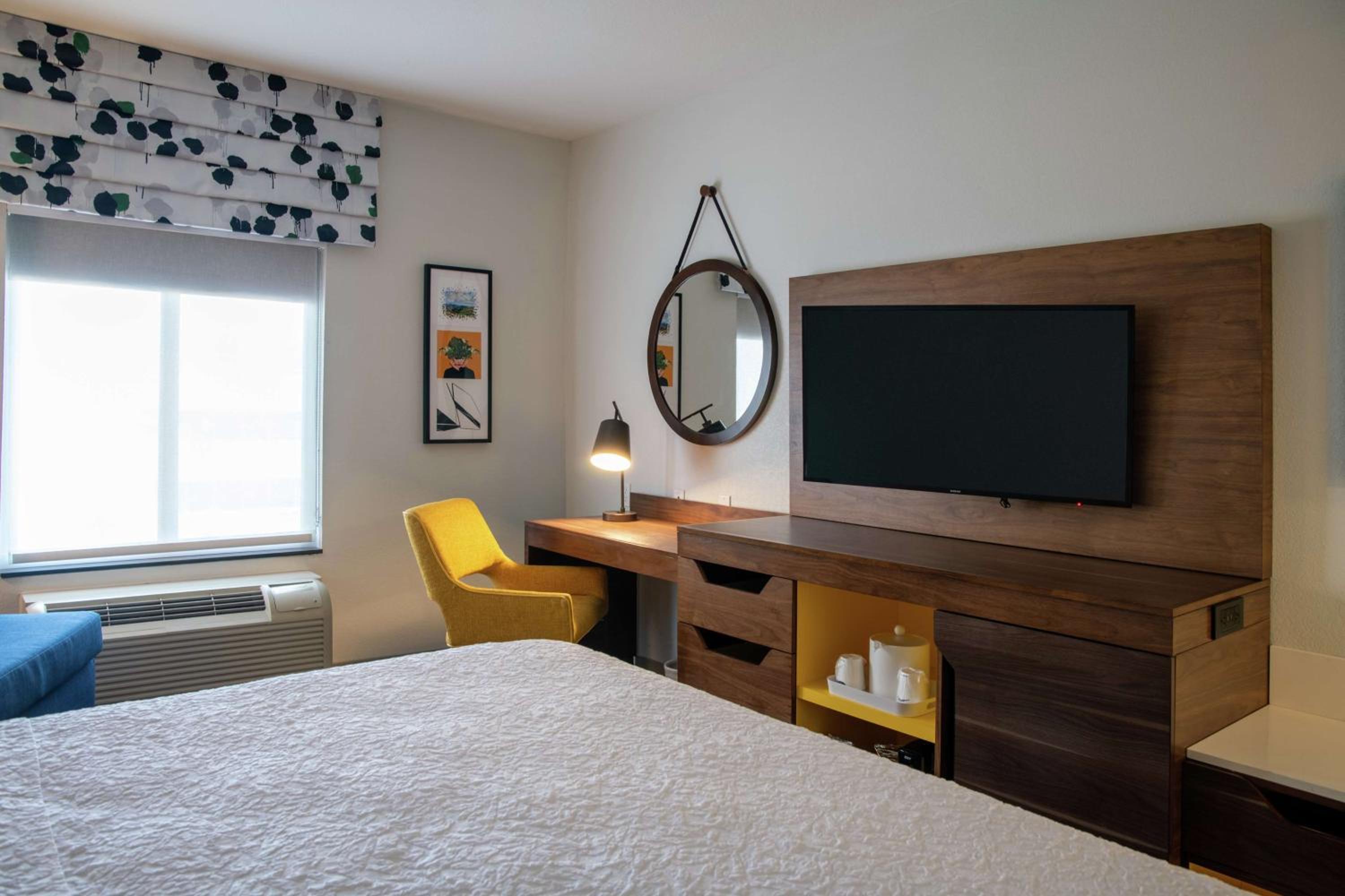King Room with King Bed - Non-Smoking at Hampton Inn & Suites Sherman Oaks in Sherman Oaks