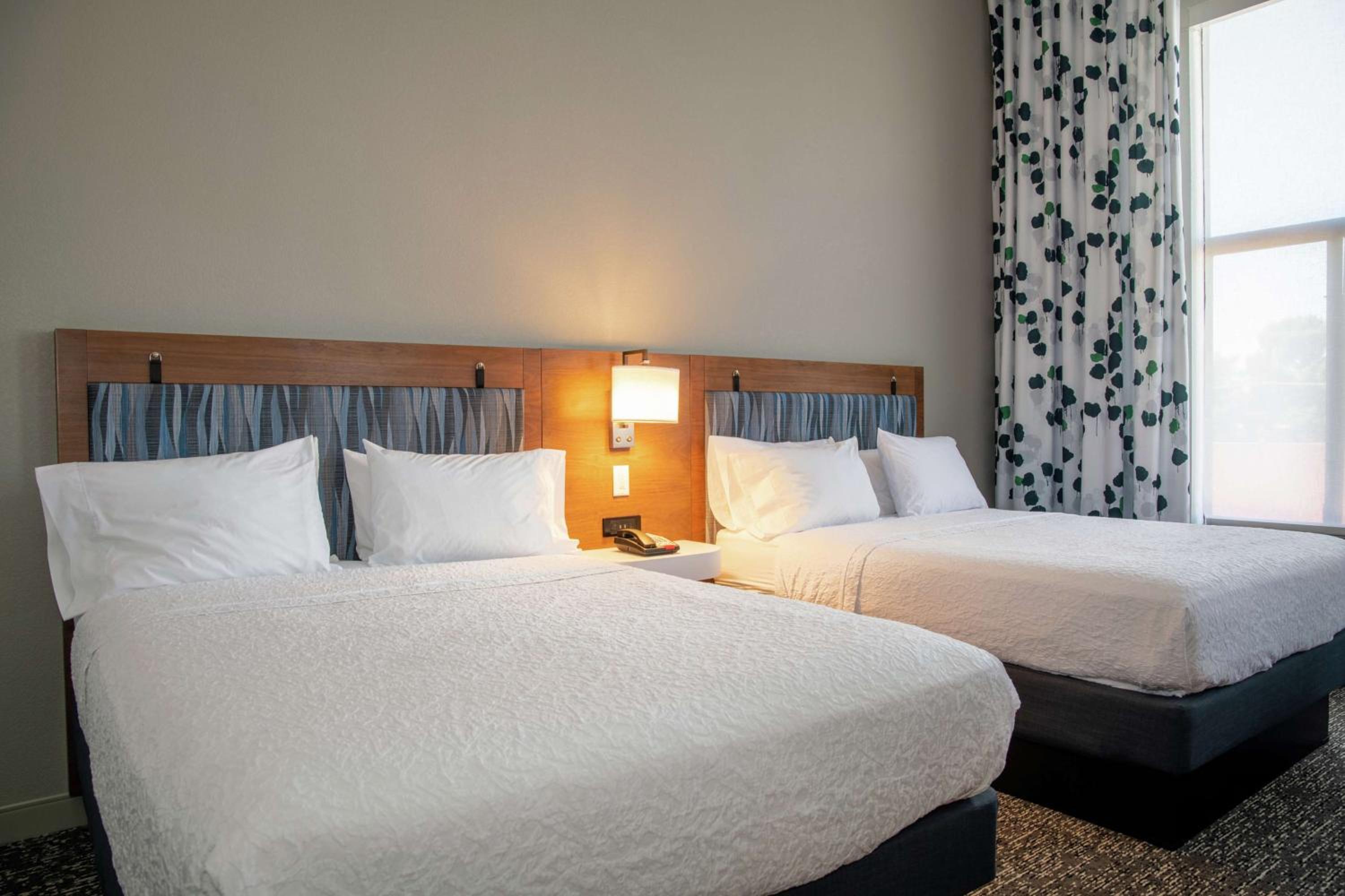 Queen Studio Suite with Two Queen Beds - Non-Smoking - Photo 5