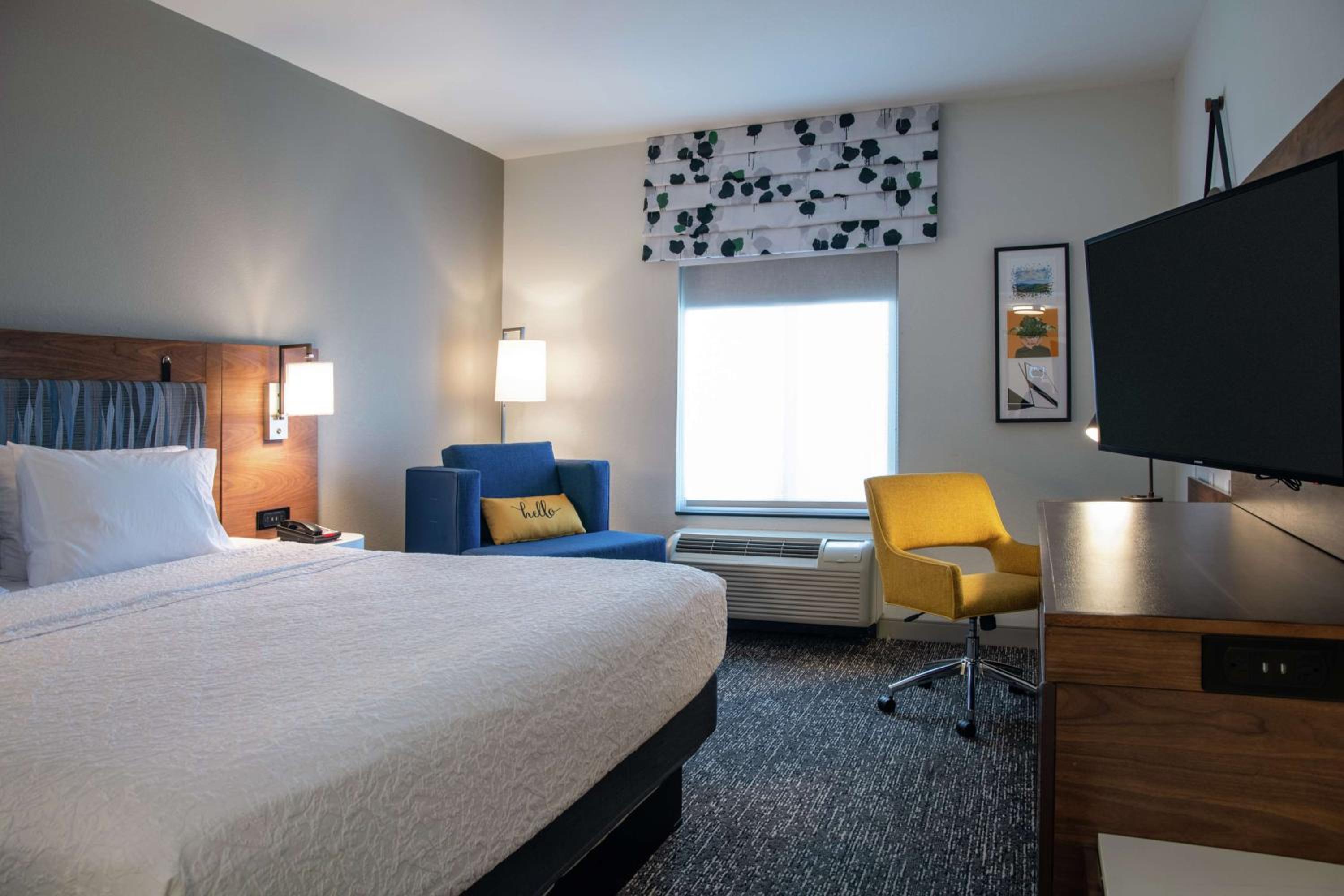King Room with King Bed - Non-Smoking - Photo 4
