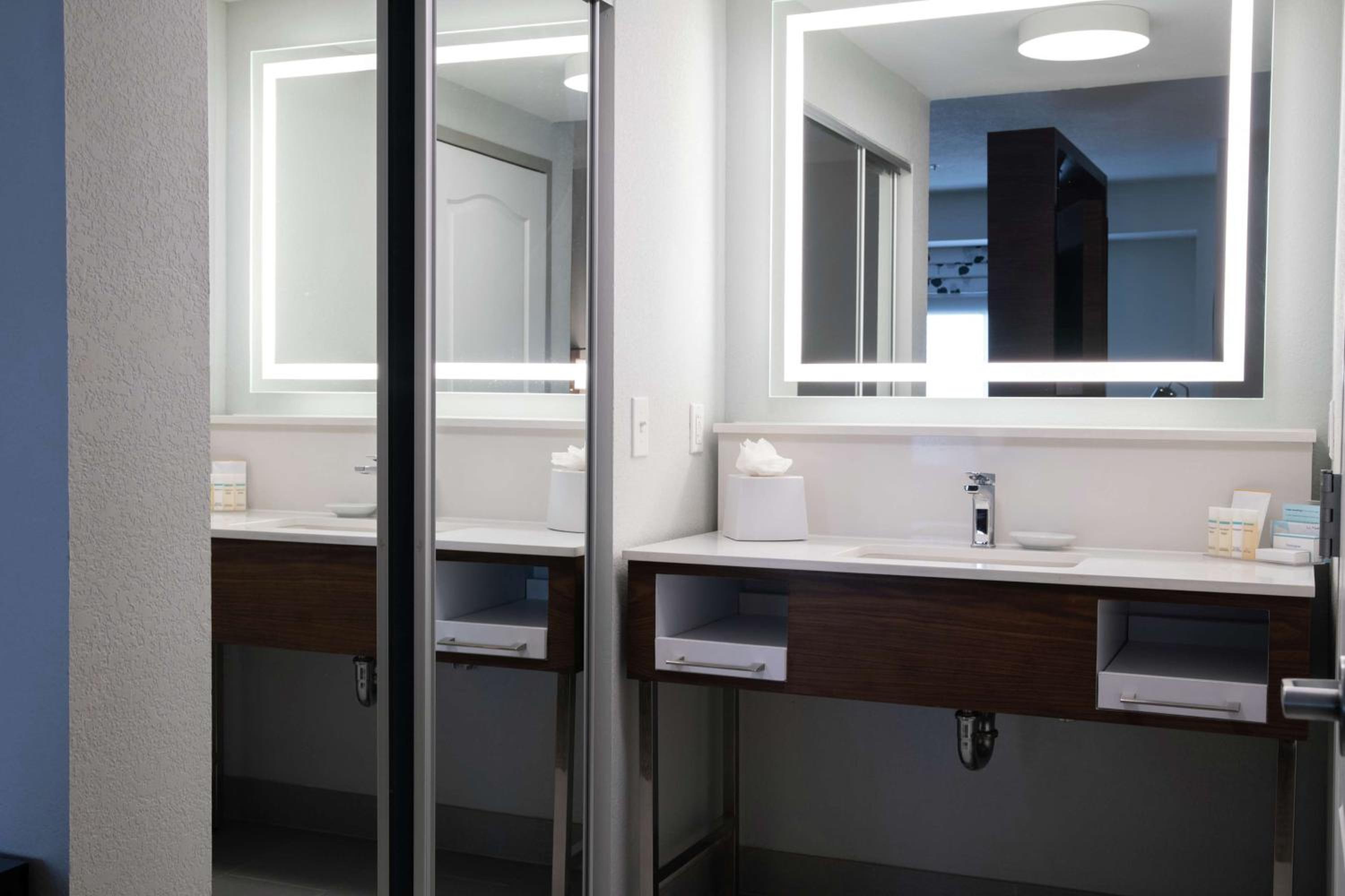 Queen Studio Suite with Two Queen Beds - Non-Smoking - Photo 3