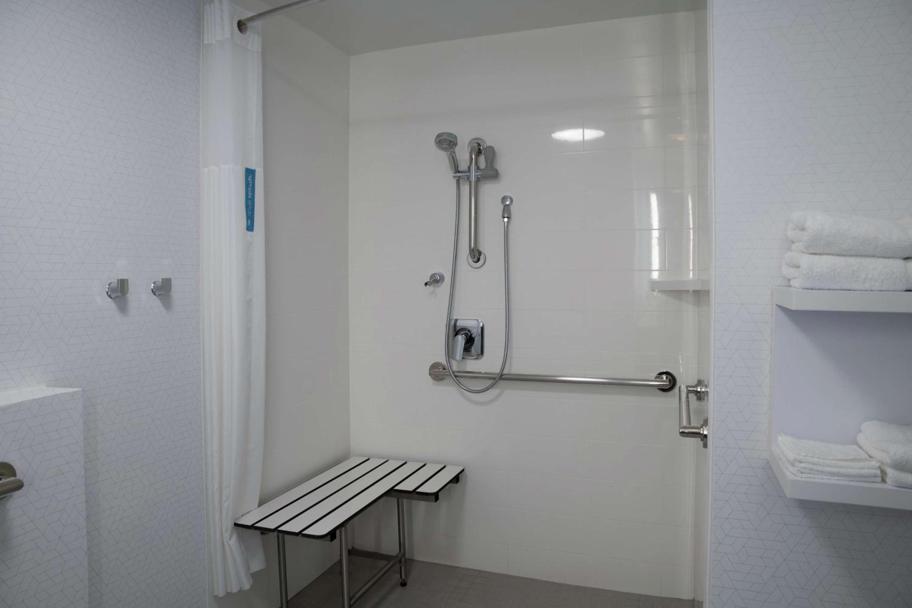 King Studio with Roll-In Shower - Mobility Access/Non-Smoking - Photo 4