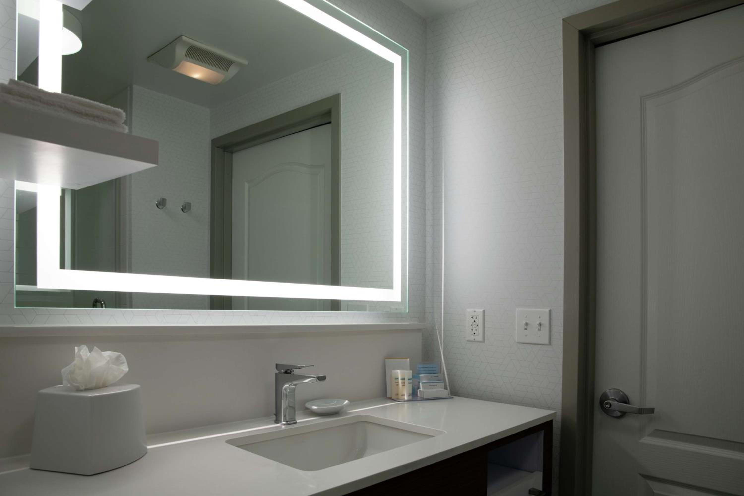 Room with Two Queen Beds - Non-Smoking - Photo 3