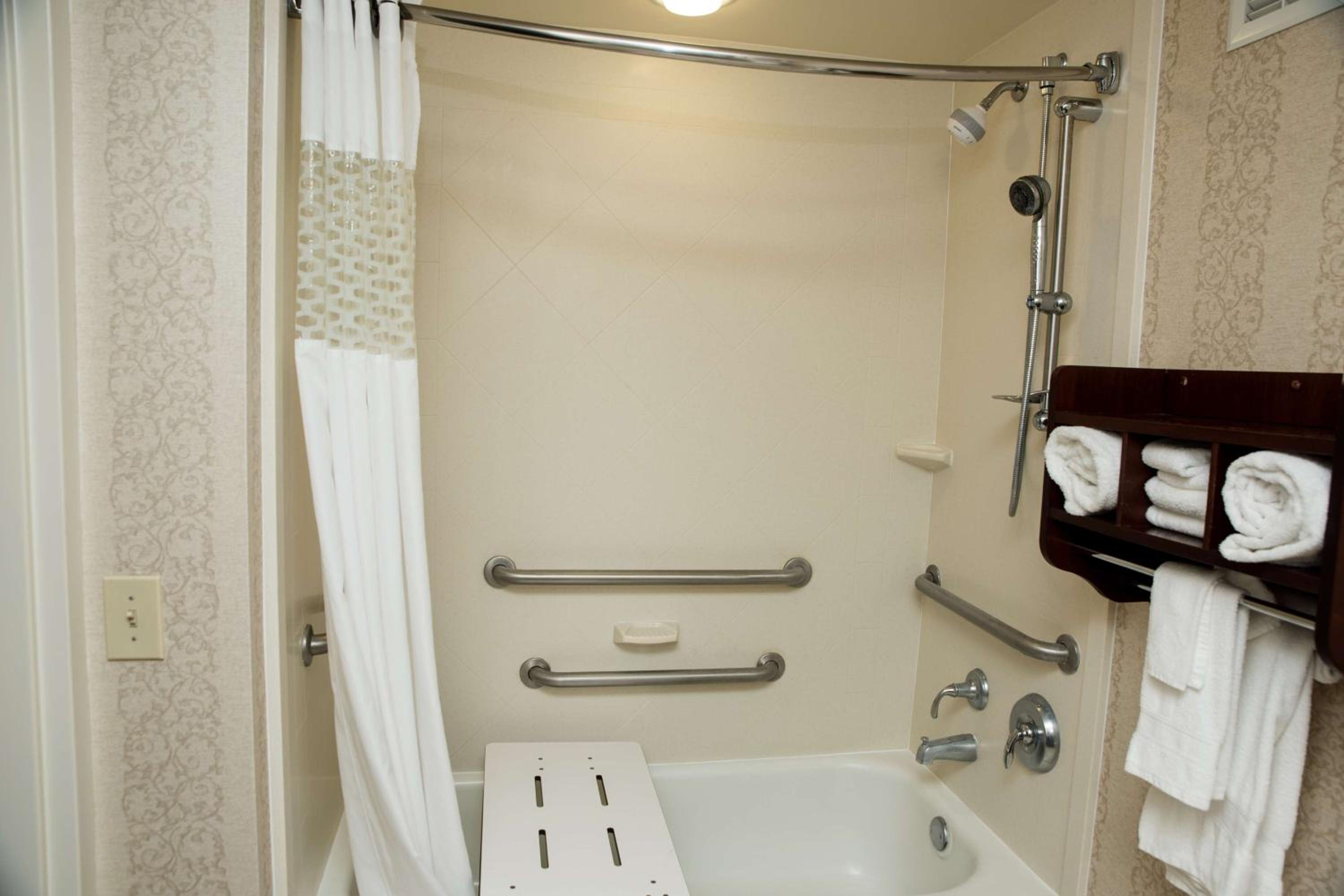 King Room Hearing Accessible With Tub - Non-Smoking photo 2