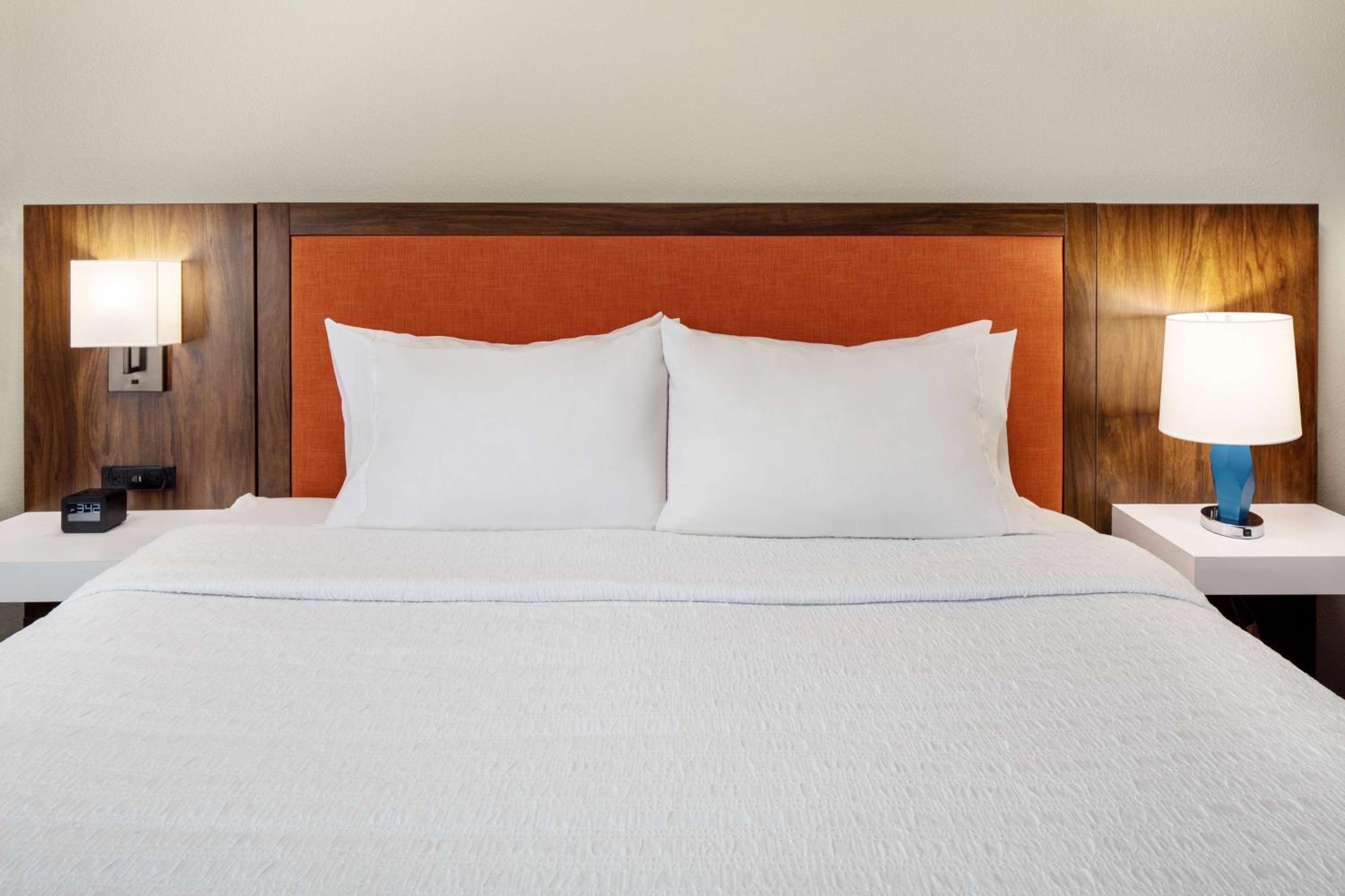 King Room with King Bed - Non-Smoking - Photo 6