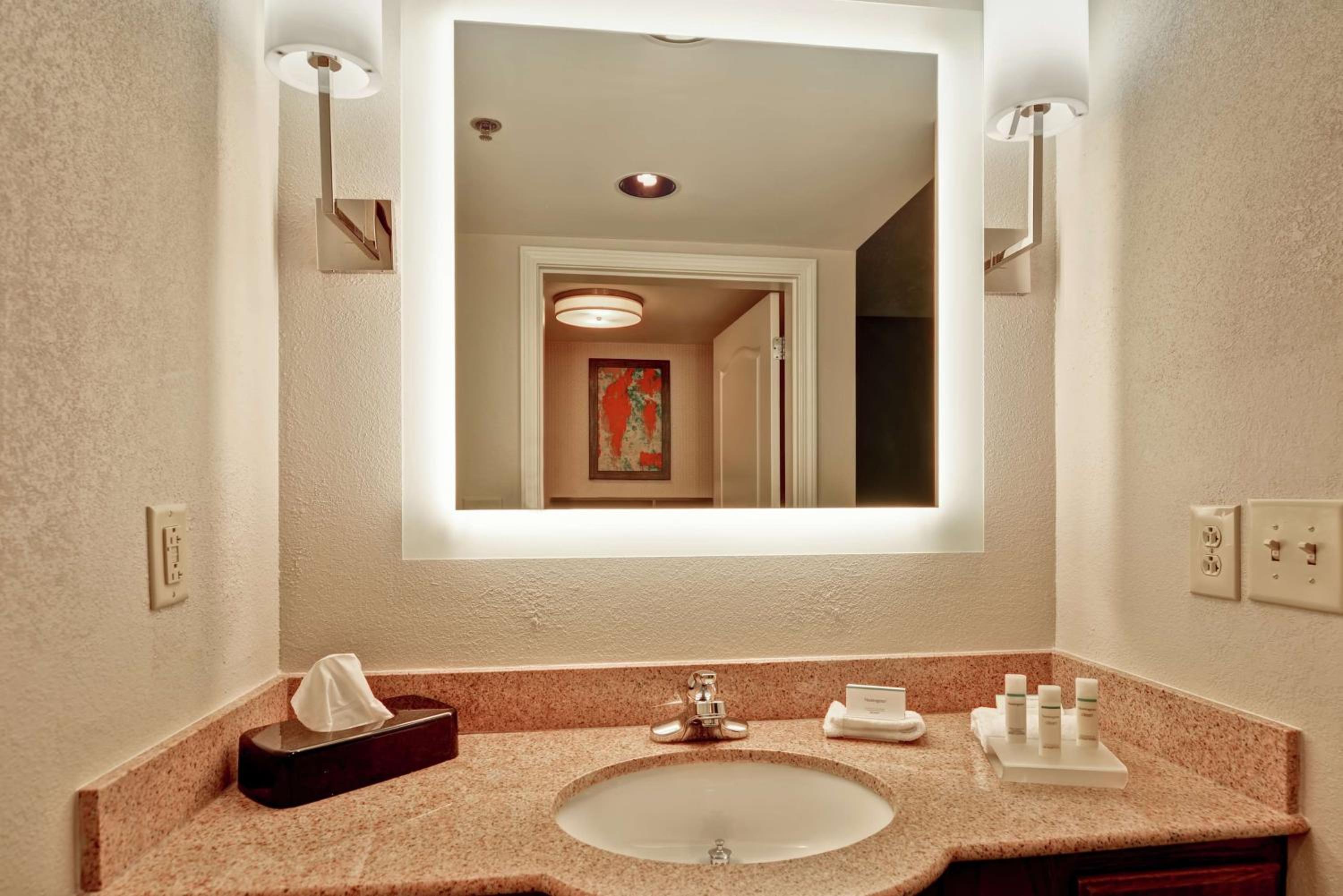 One-Bedroom Queen Suite with Two Queen Beds - Non-Smoking - Photo 3