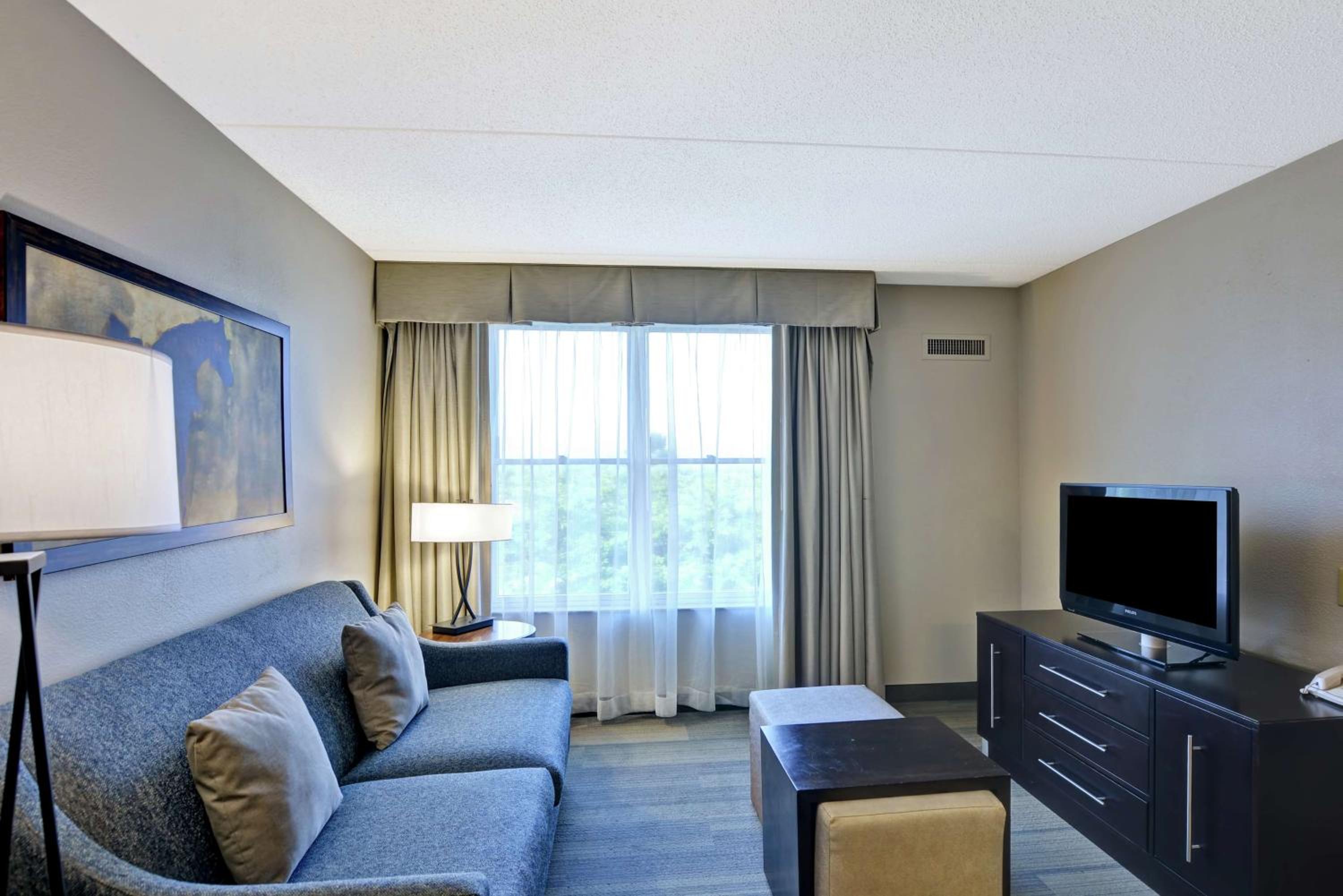 One-Bedroom Queen Suite - Non-Smoking - Photo 1