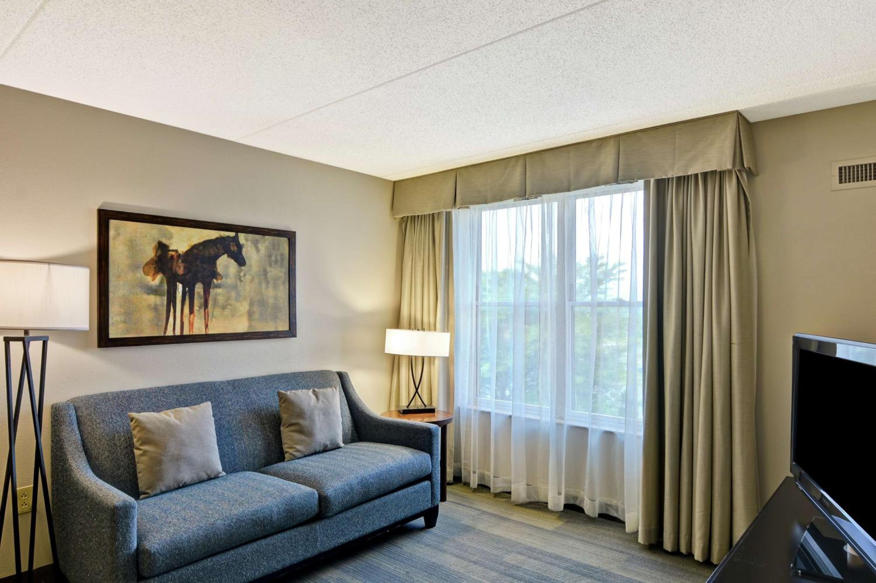 One-Bedroom Queen Suite with Two Queen Beds - Non-Smoking - Photo 2
