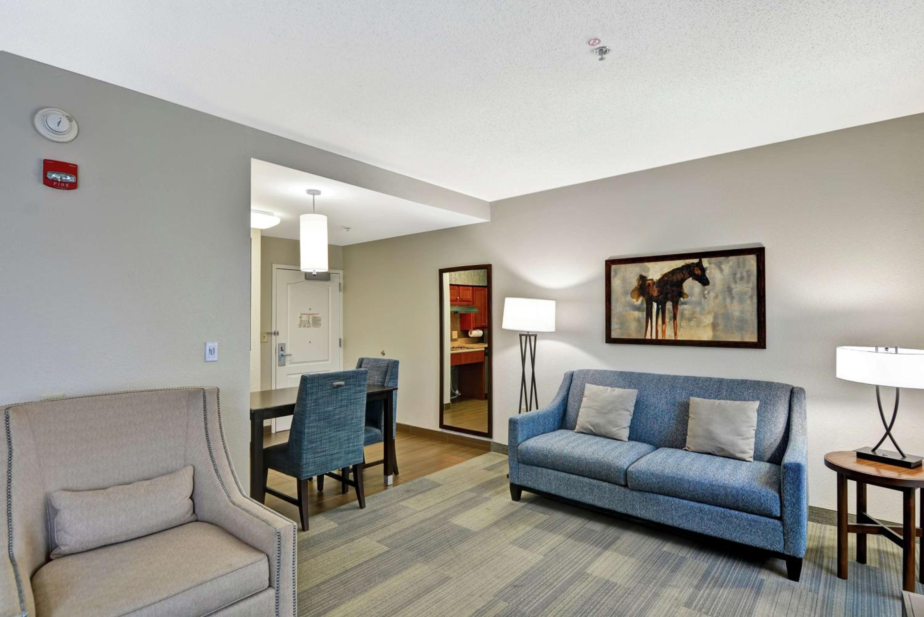One-Bedroom Queen Suite with Two Queen Beds - Non-Smoking - Photo 8