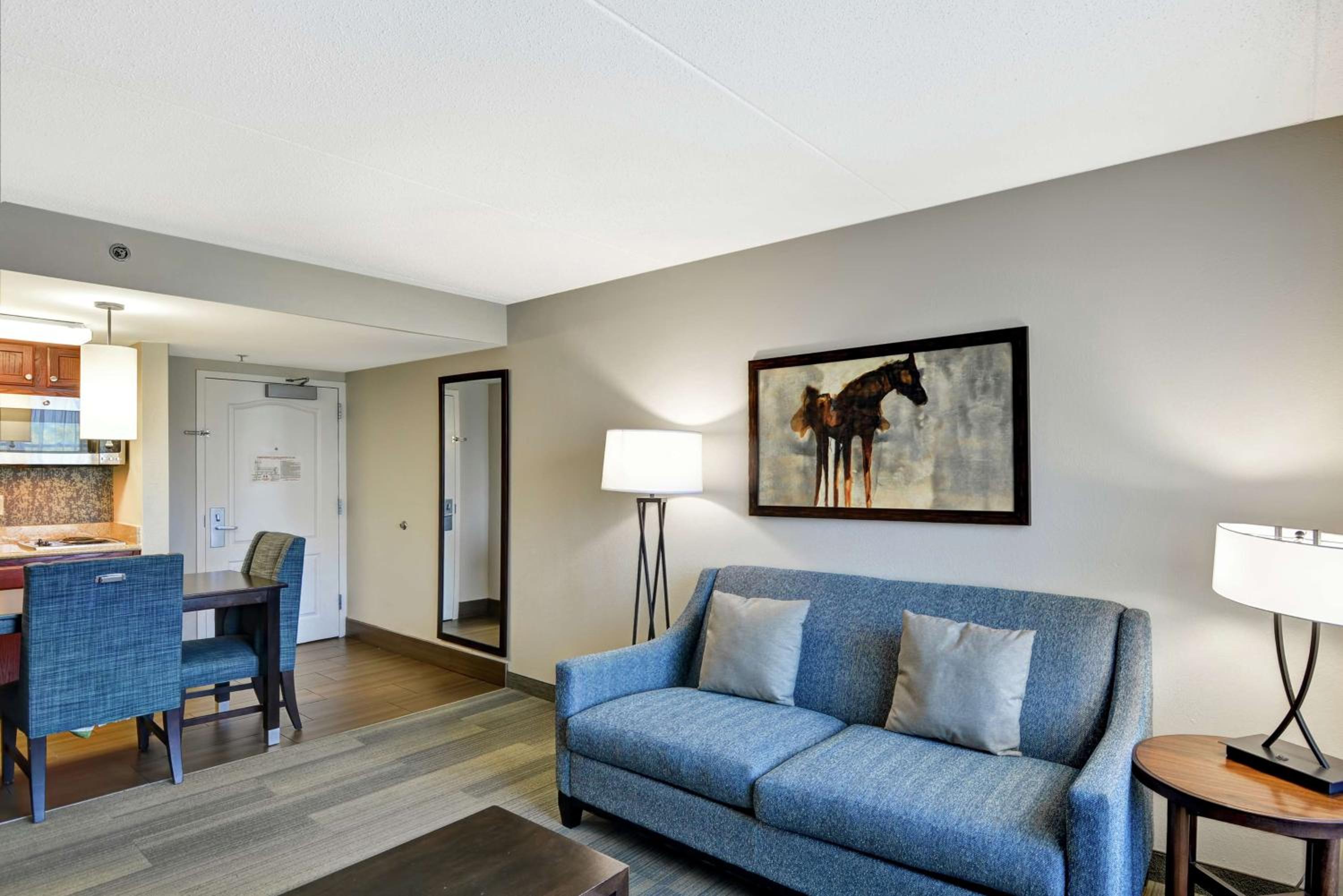 One-Bedroom Queen Suite with Two Queen Beds - Non-Smoking - Photo 7
