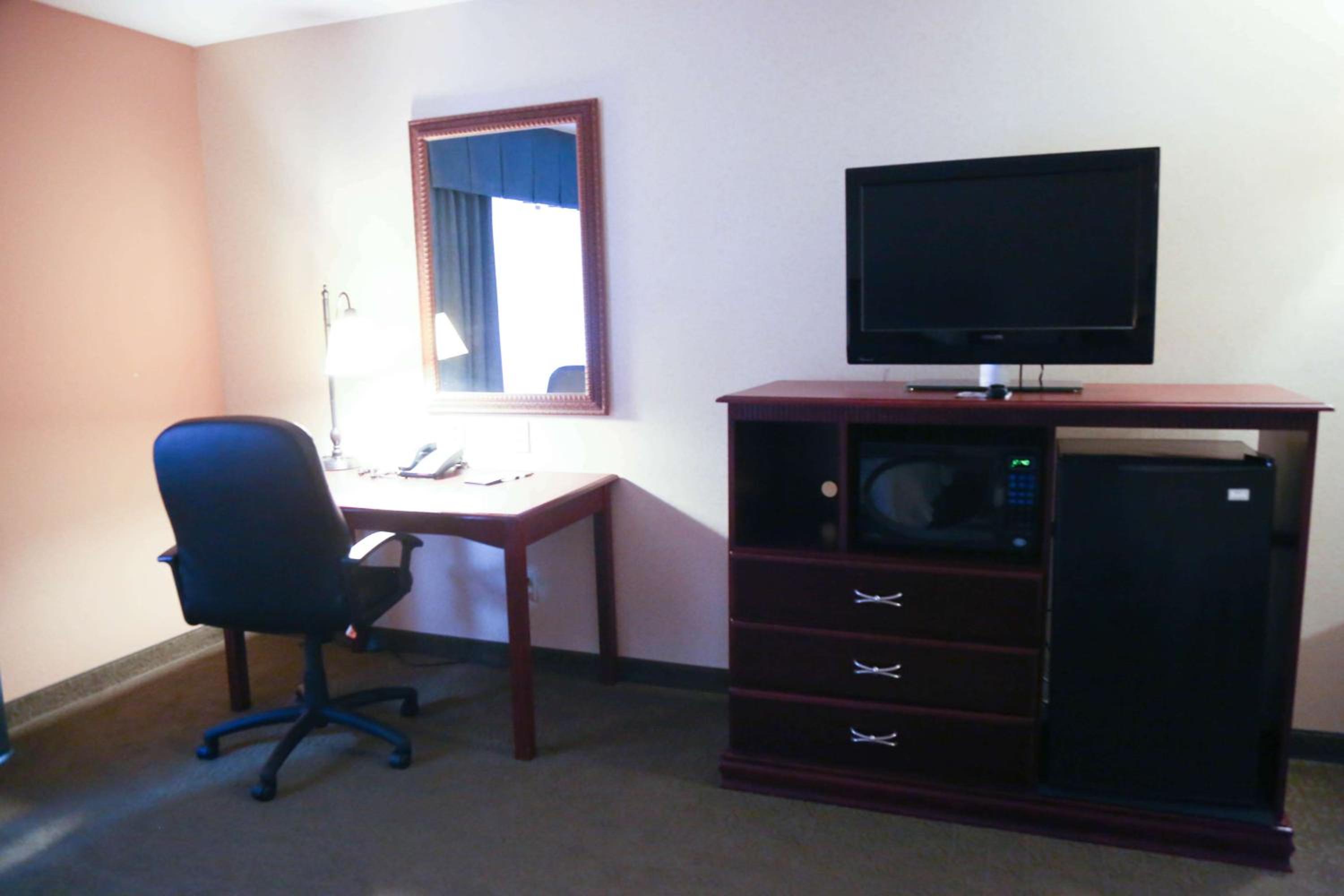 Queen Room with Two Queen Beds - Mobility Access/Non-Smoking - Photo 1