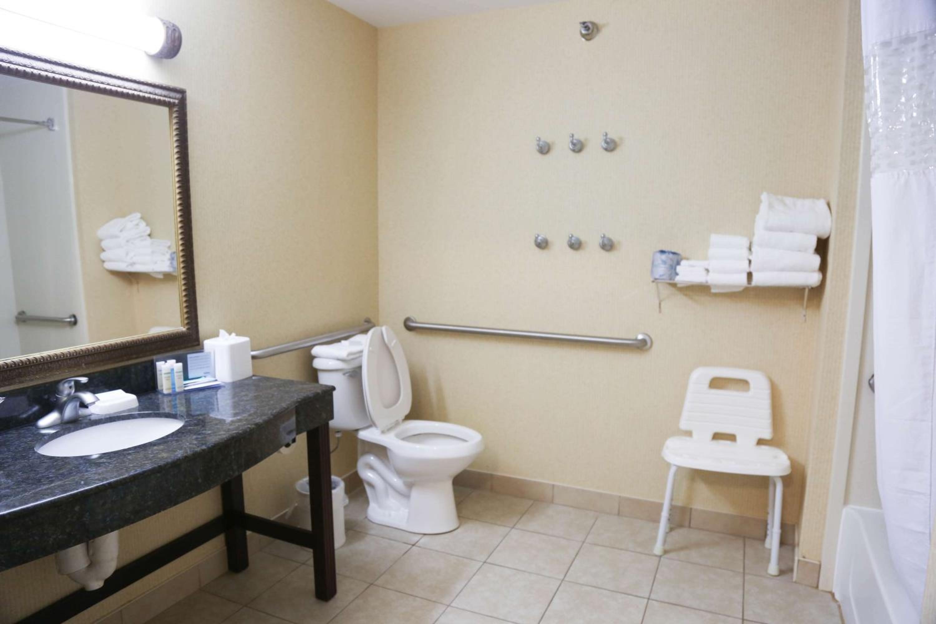 Queen Room with Two Queen Beds - Mobility Access/Non-Smoking - Photo 3