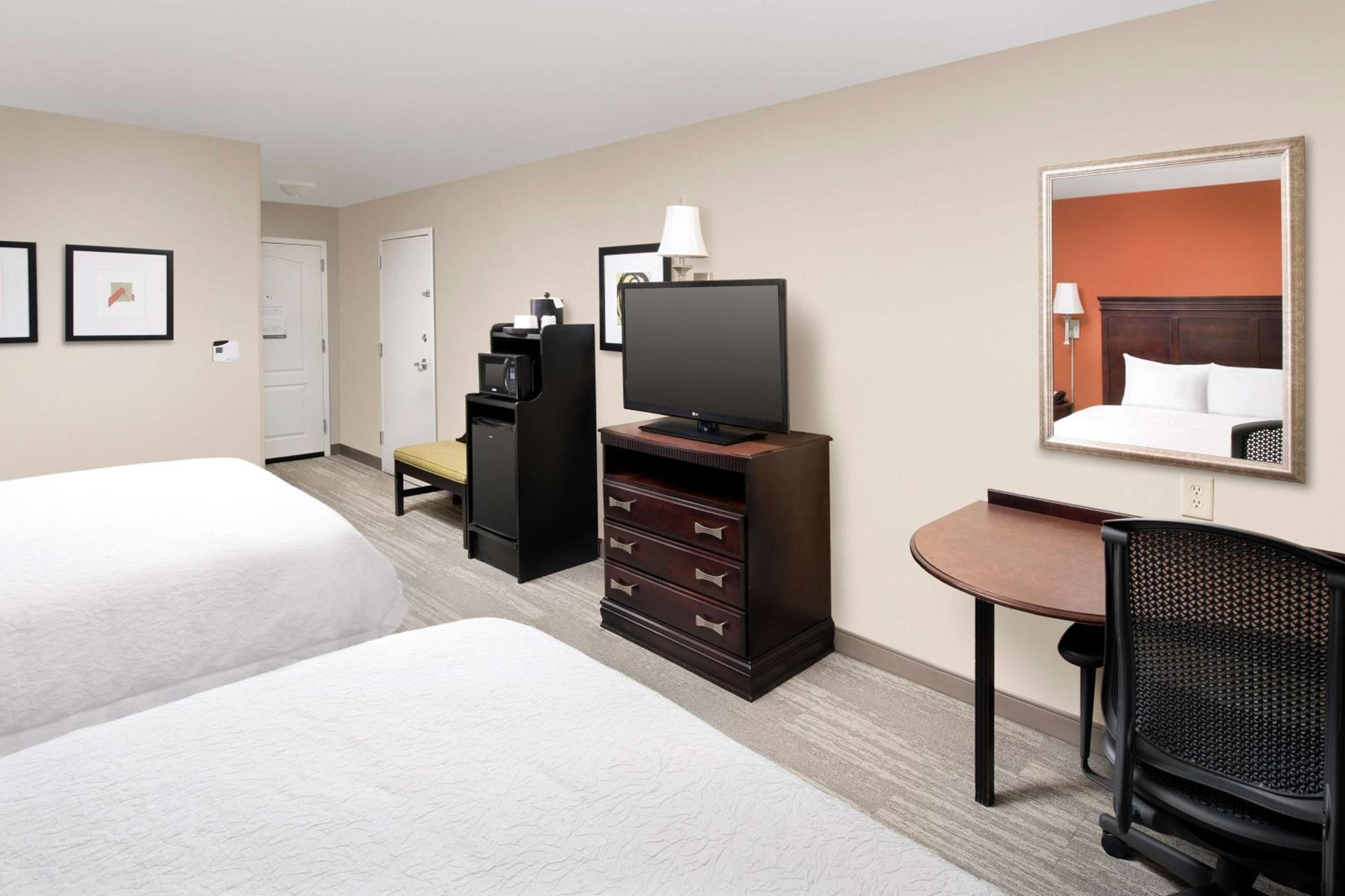 Queen Room with Two Queen Beds - Non-Smoking - Photo 2