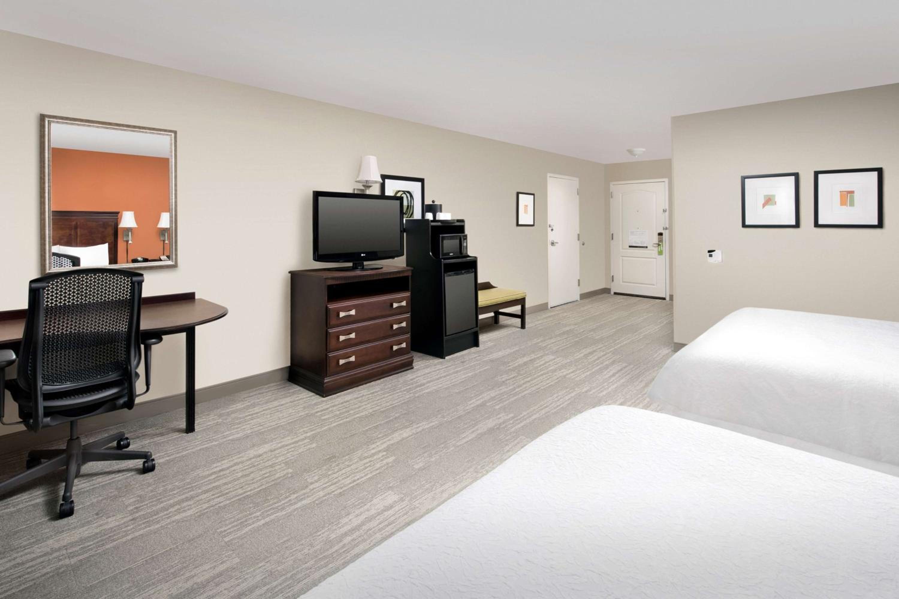 Double Room with Two Queen Beds and Bath Tub - Mobility and Hearing Access/Non-Smoking - Photo 5
