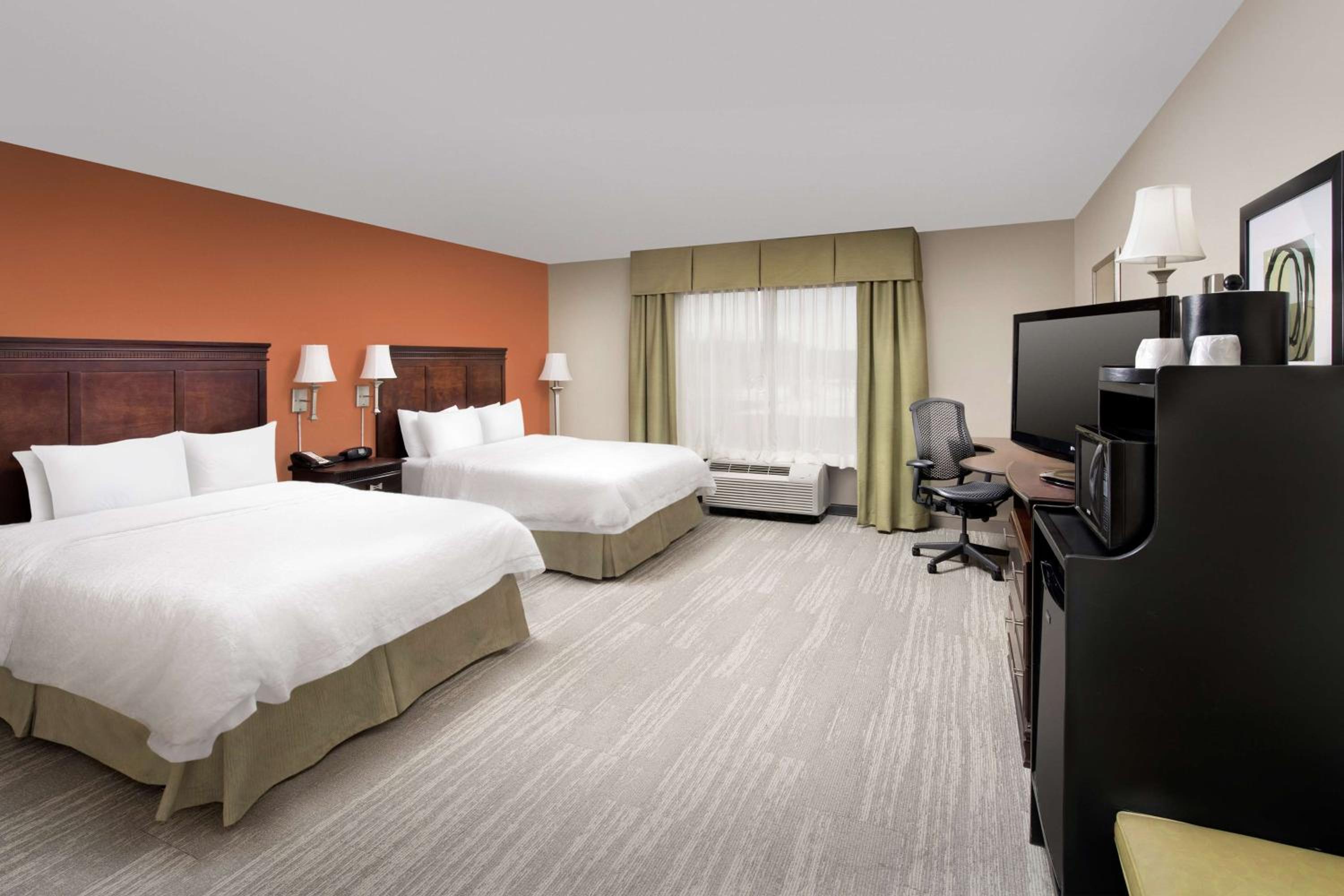 Double Room with Two Queen Beds and Bath Tub - Mobility and Hearing Access/Non-Smoking - Photo 1