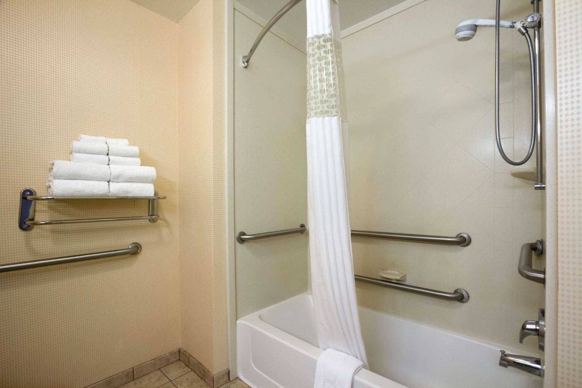 Double Room with Two Queen Beds and Bath Tub - Mobility and Hearing Access/Non-Smoking - Photo 4