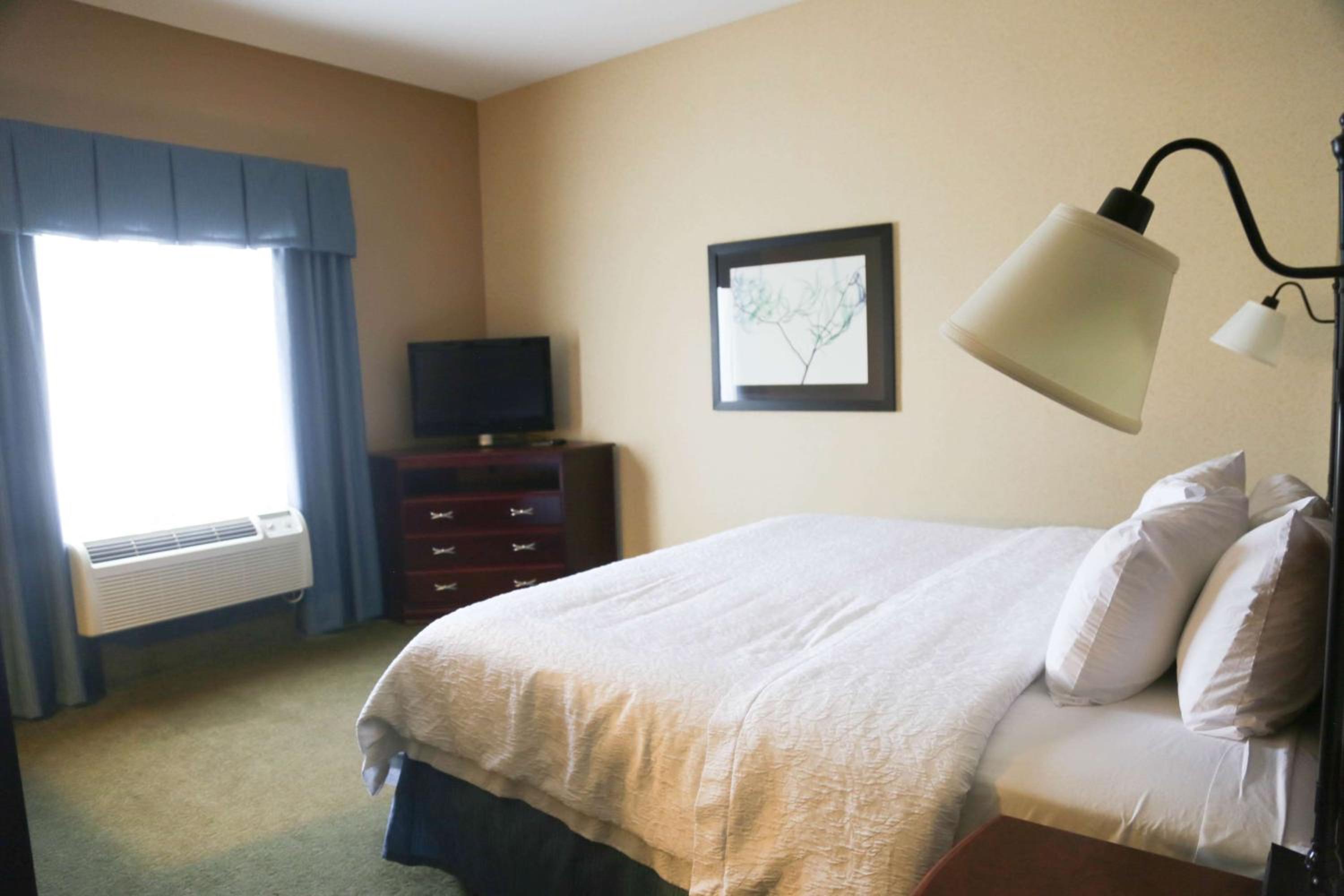 King Room with King Bed - Non-Smoking - Photo 4