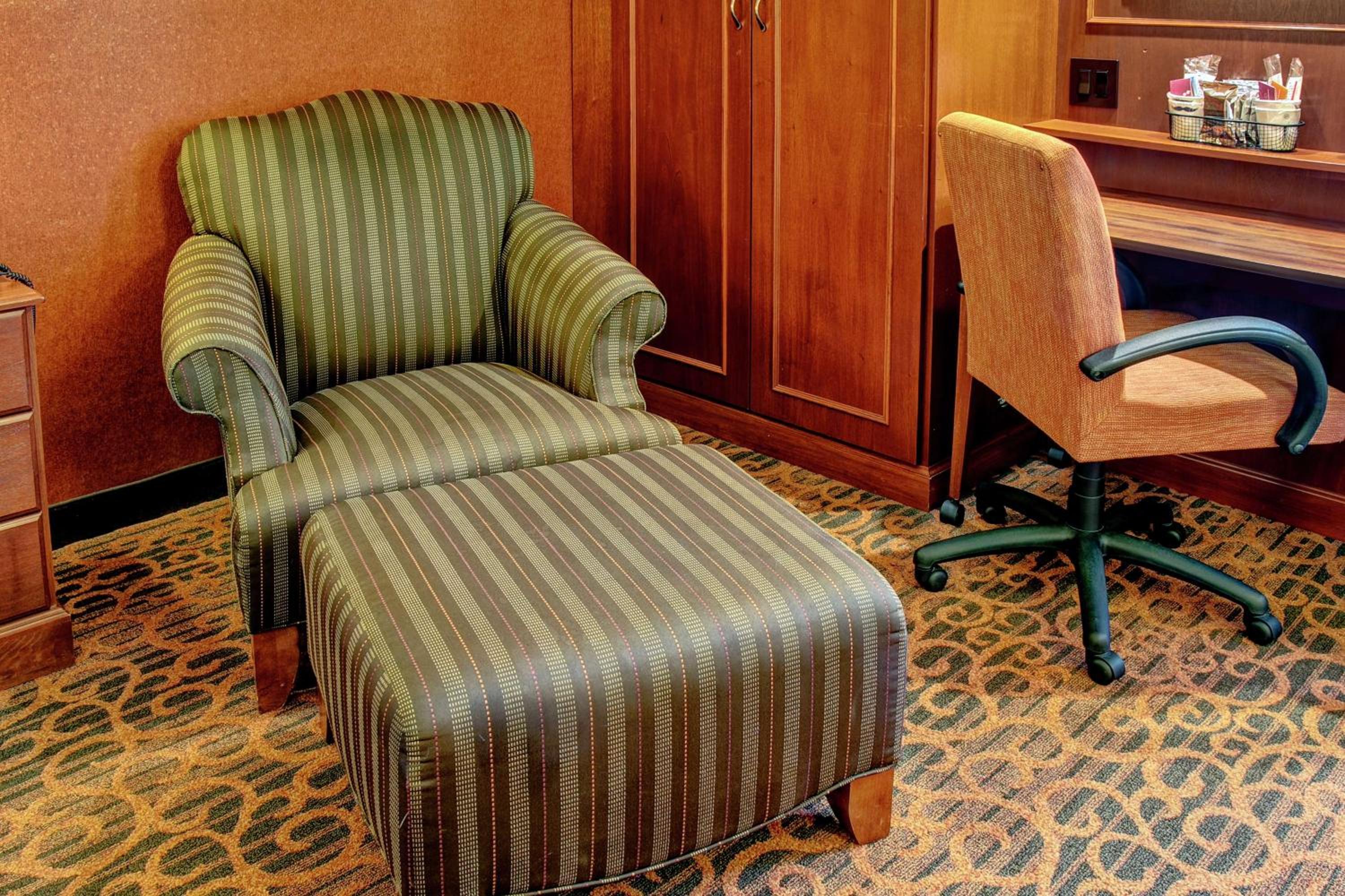 Queen Room with Two Queen Beds - Mobility and Hearing Access/Non-Smoking photo 2