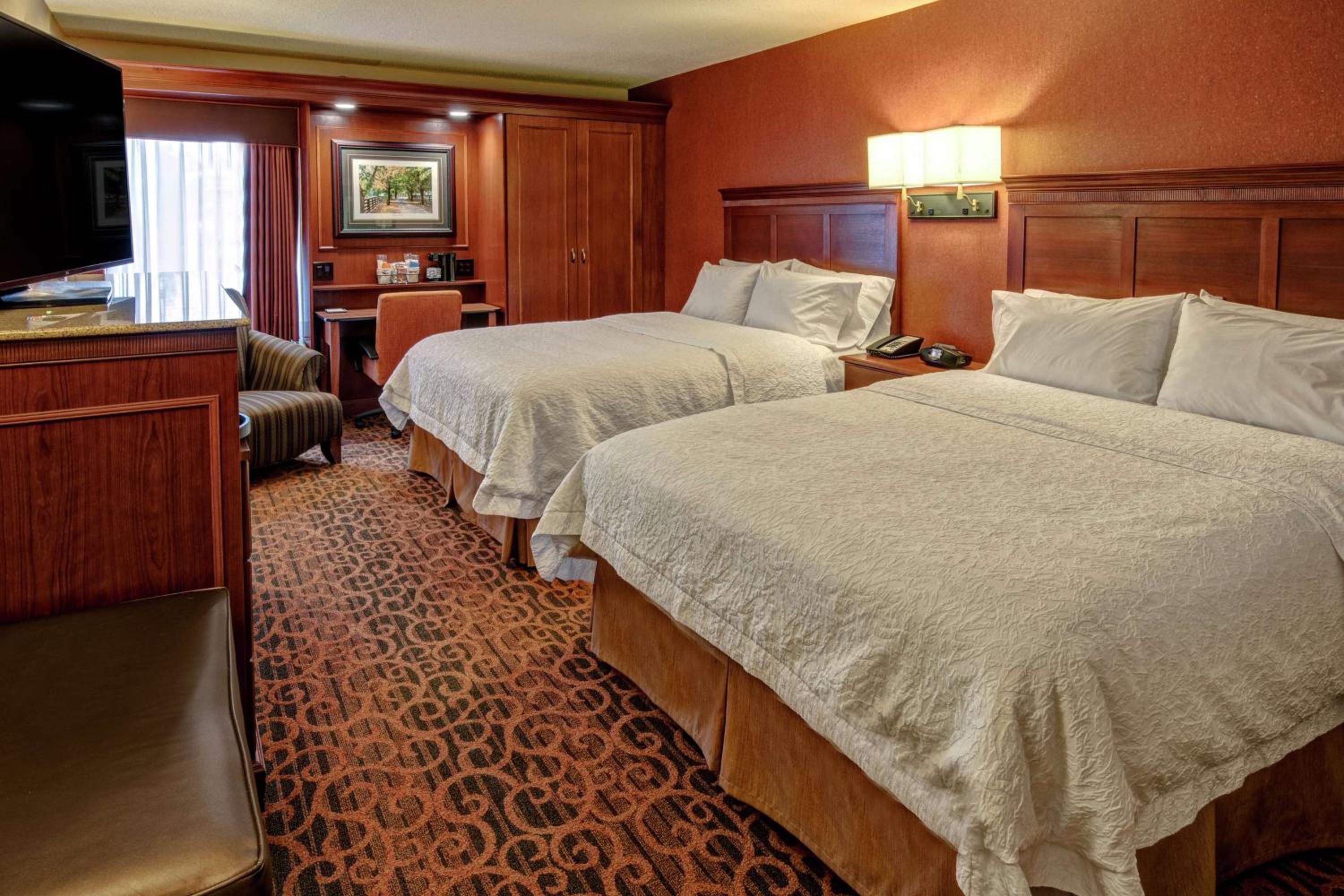 Room with Two Queen Beds - Non-Smoking photo 3