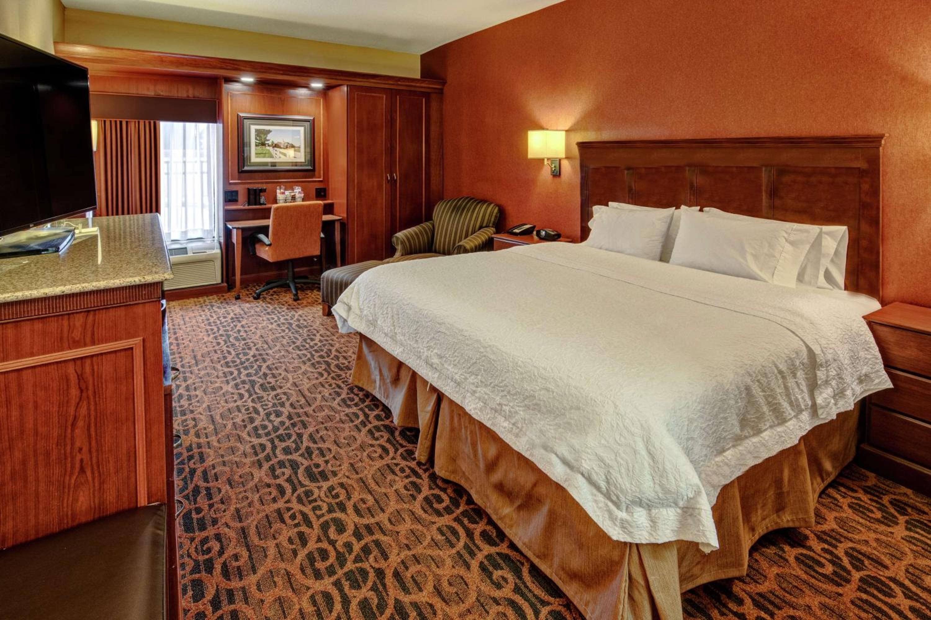King Room with King Bed - Non-Smoking photo 3