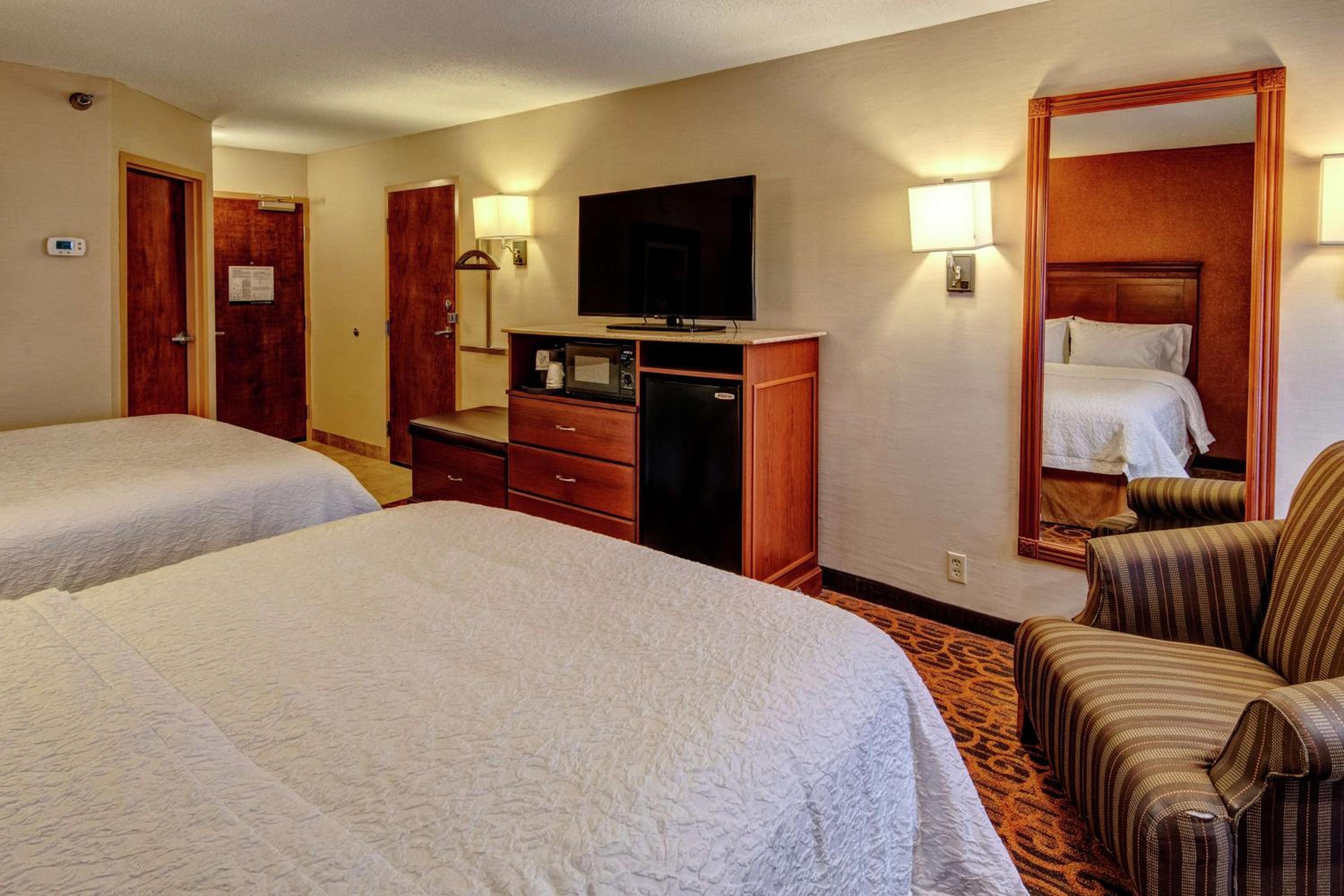 Room with Two Queen Beds - Non-Smoking photo 2
