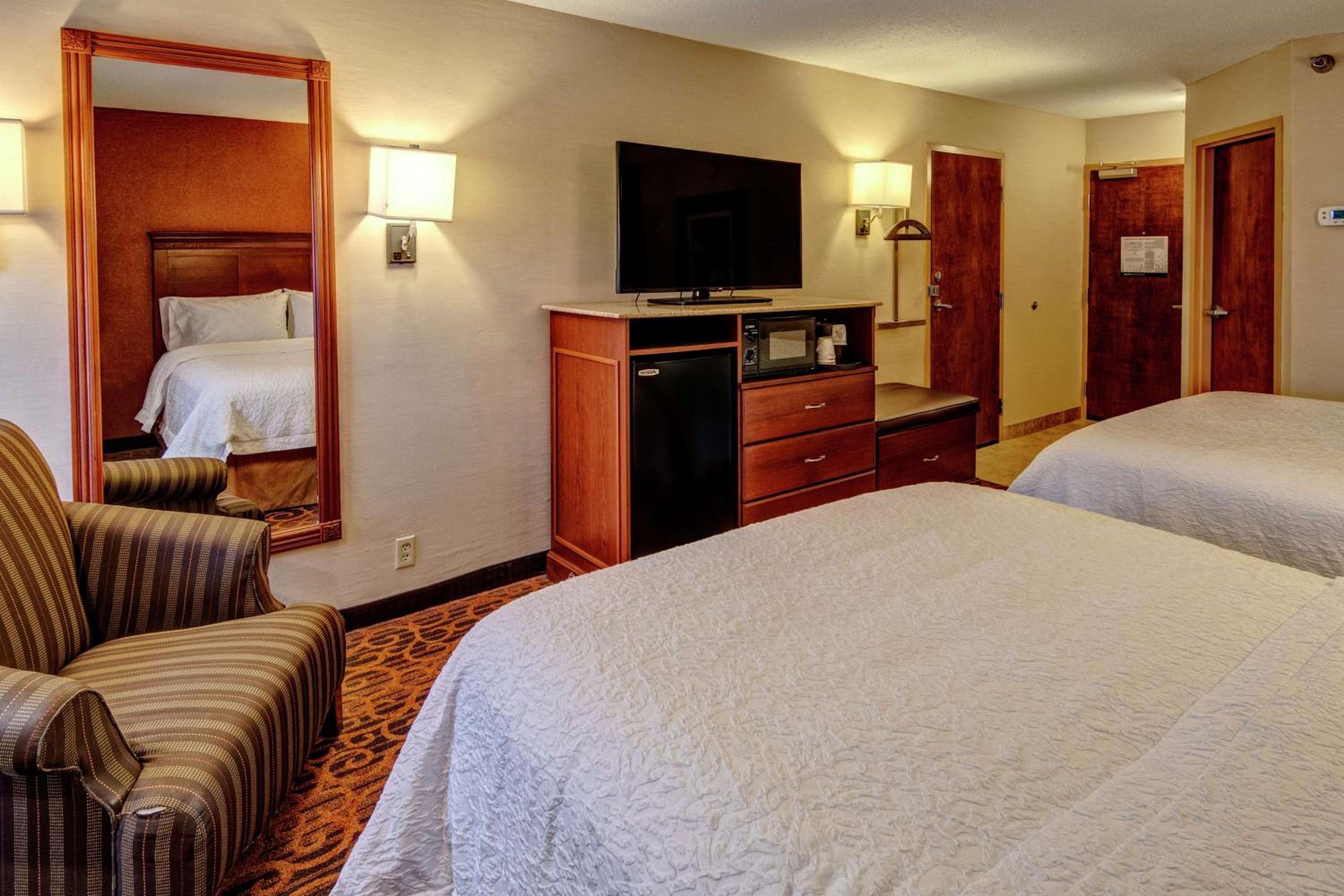 Queen Room with Two Queen Beds - Mobility and Hearing Access/Non-Smoking photo 3