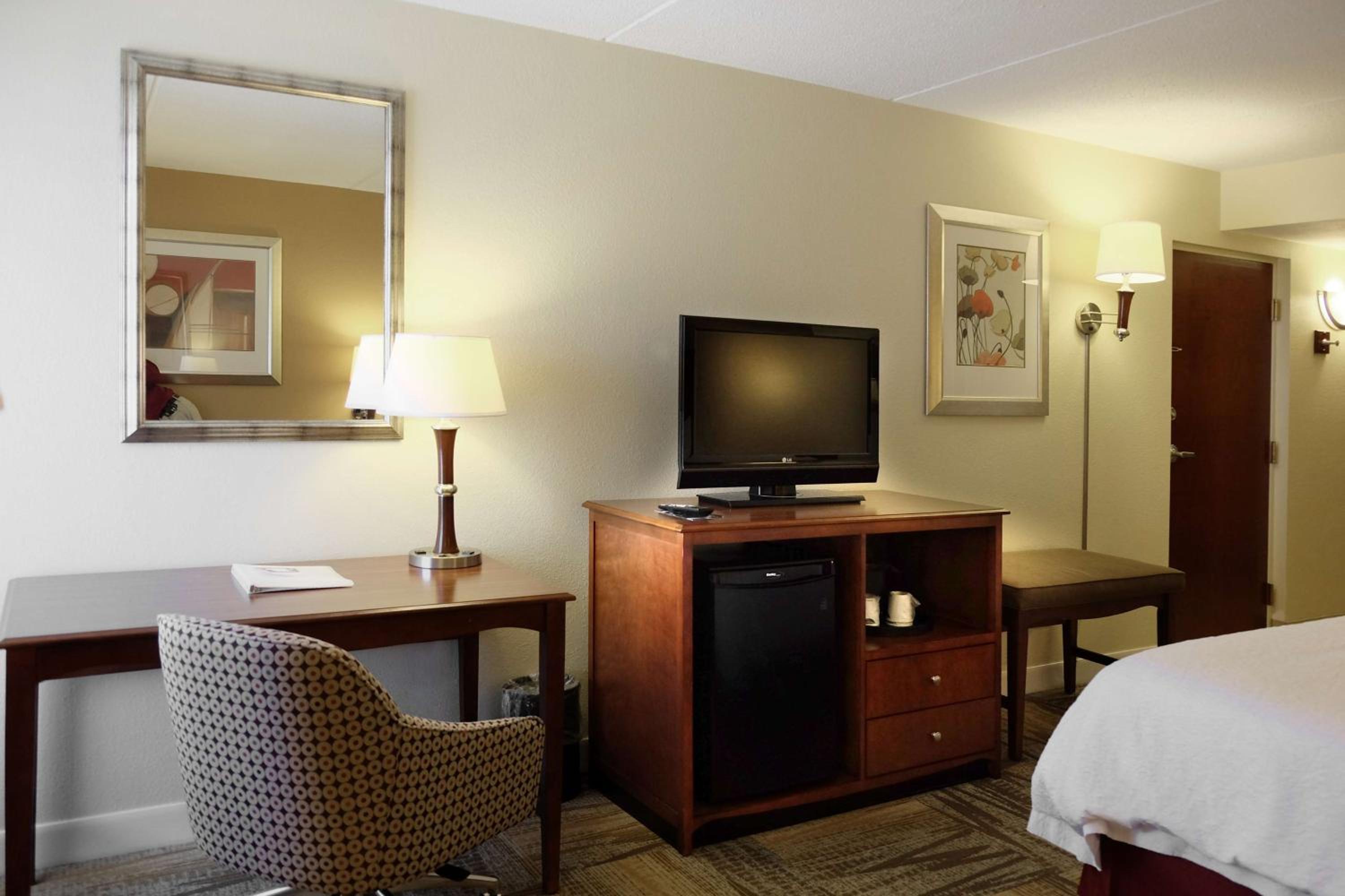 King Room with King Bed - Non-Smoking photo 3