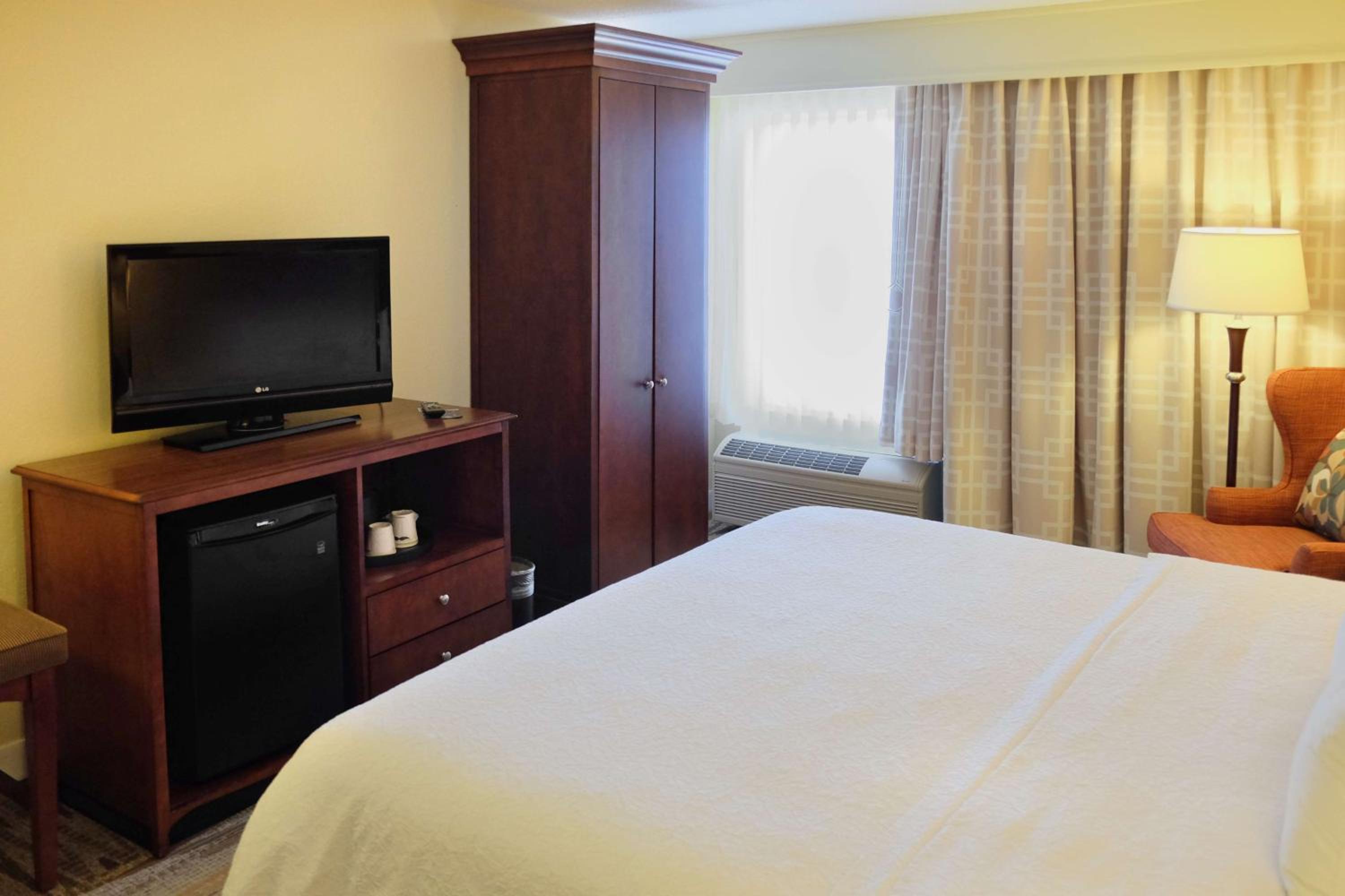 King Room with Accessible Tub - Mobility and Hearing Access/Non-Smoking photo 3