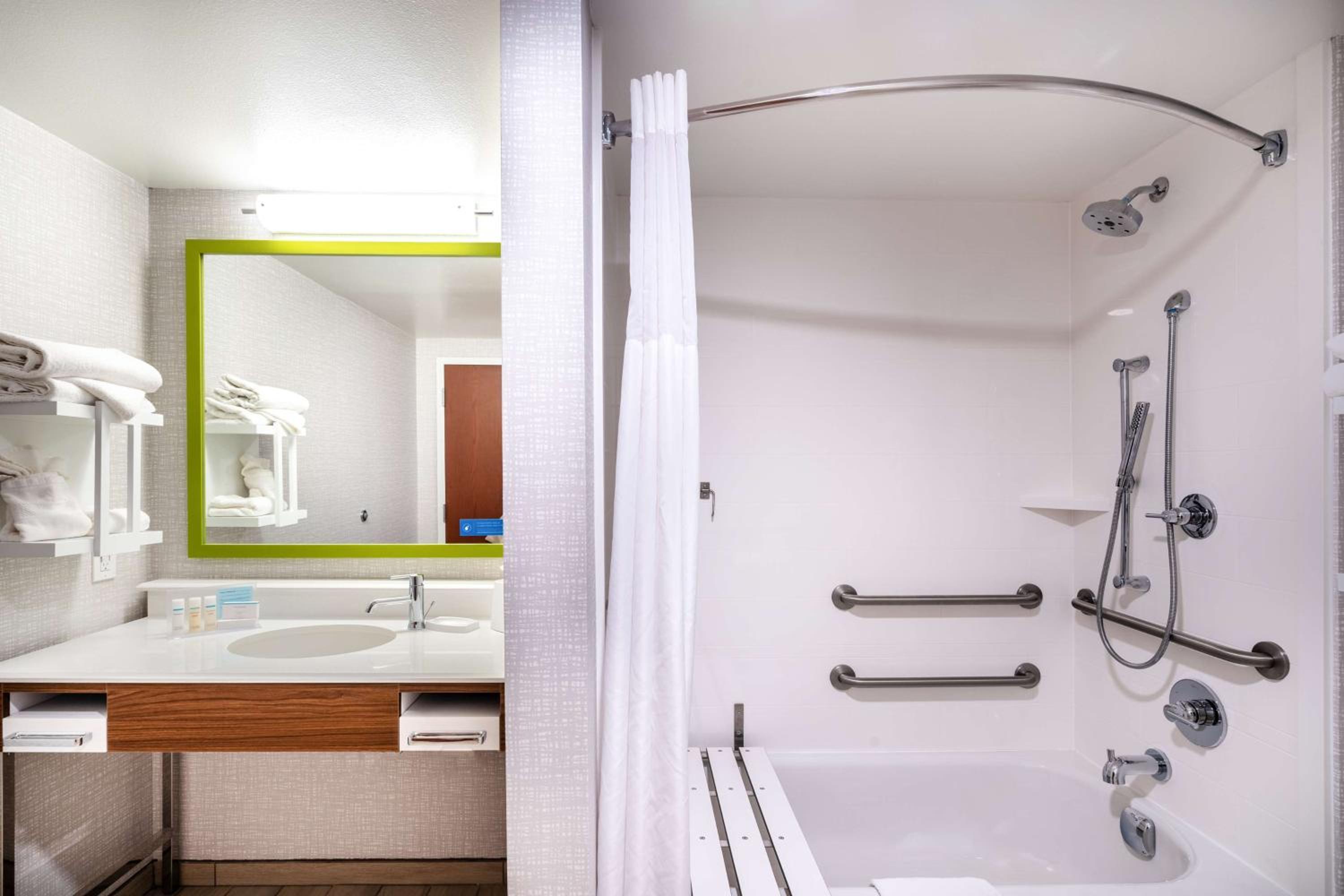King Room with Accessible Tub - Mobility and Hearing Access/Non-Smoking - Photo 3