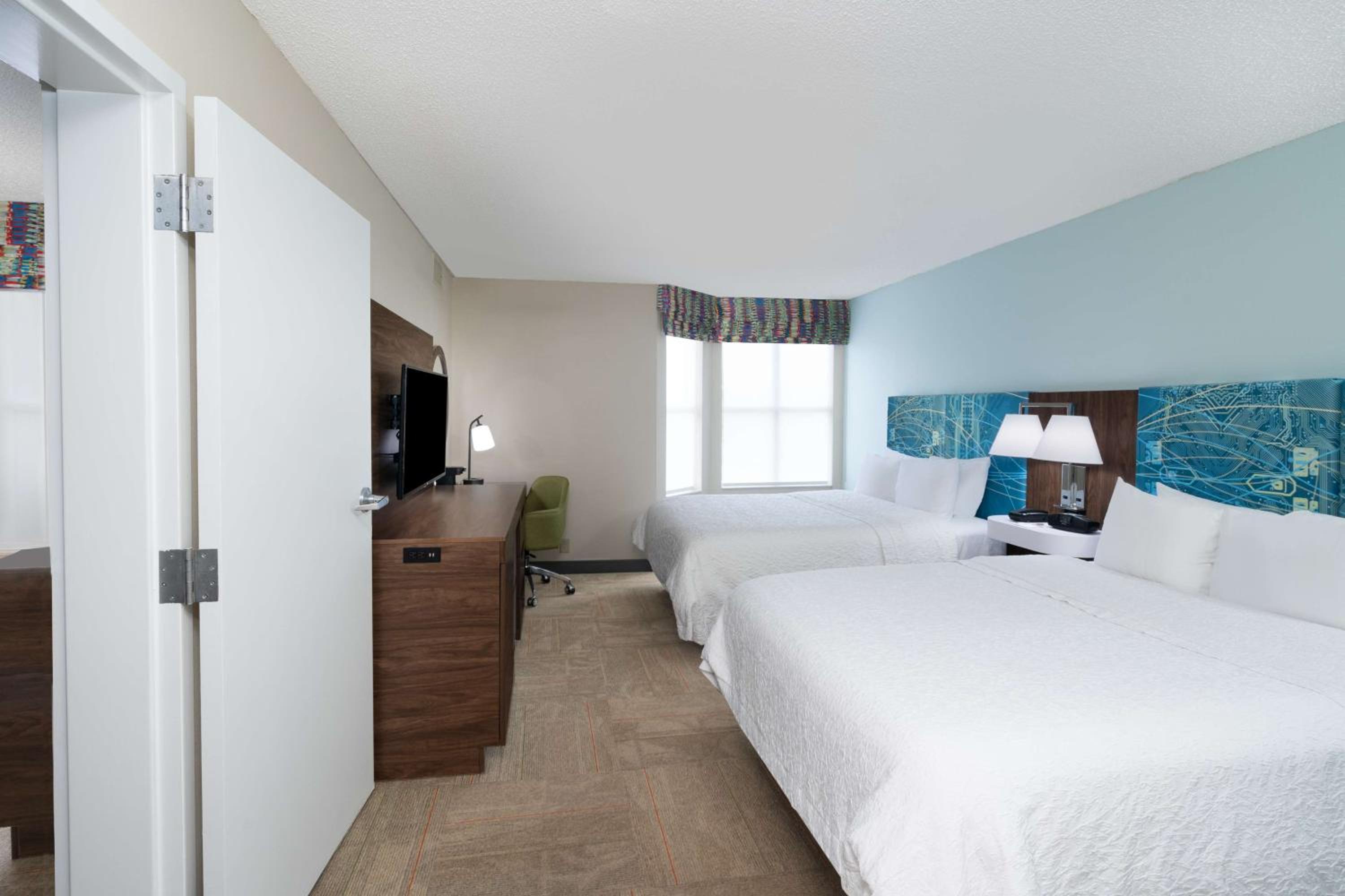 One-Bedroom Suite with Two Queen Beds and Sofa Bed - Photo 5