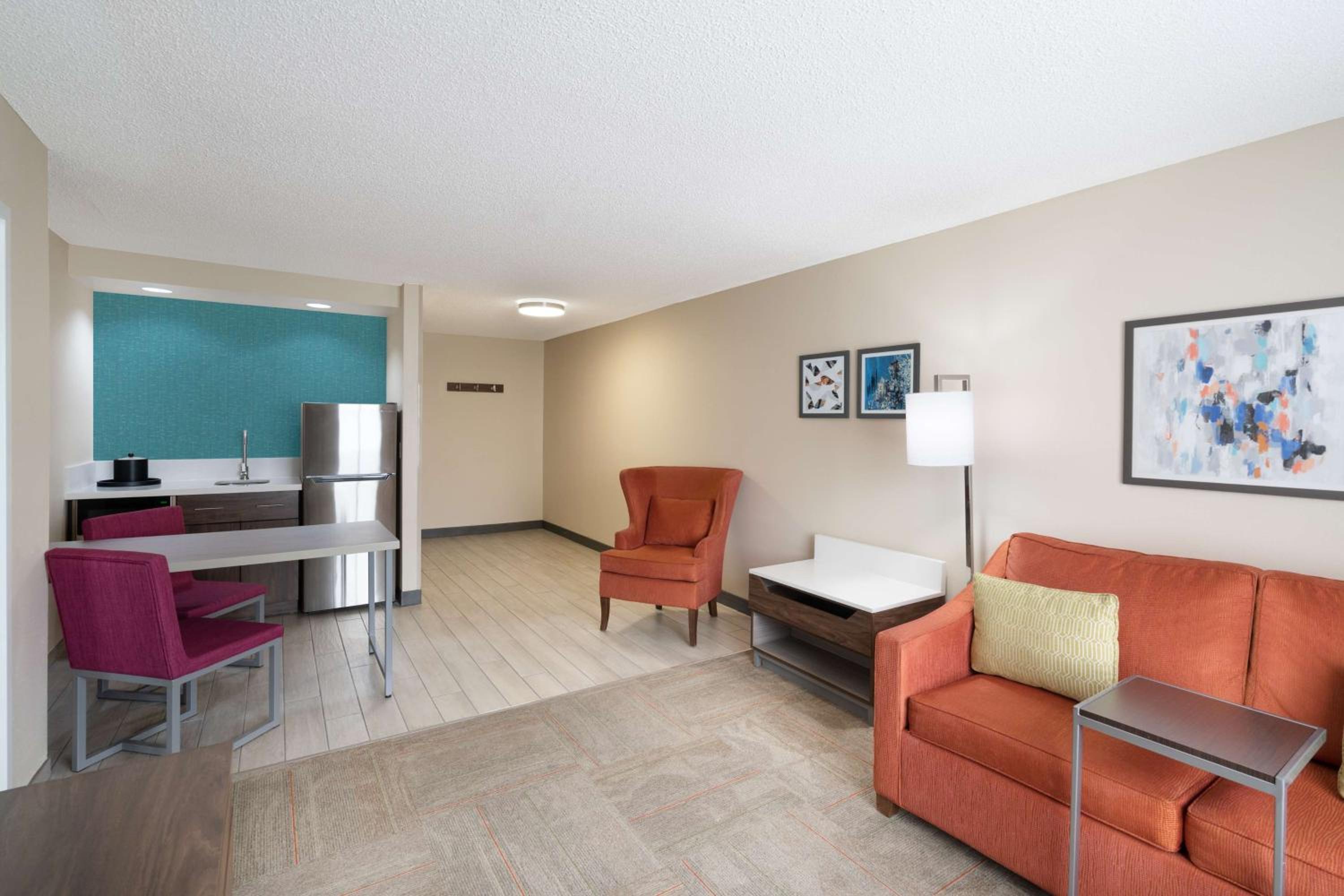 One-Bedroom Suite with Two Queen Beds and Sofa Bed - Photo 4